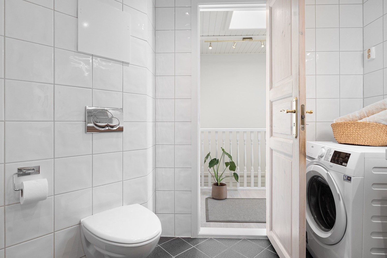 - Badet er romslig med god plass til vaskemaskin og tørketrommel - Galleribilde