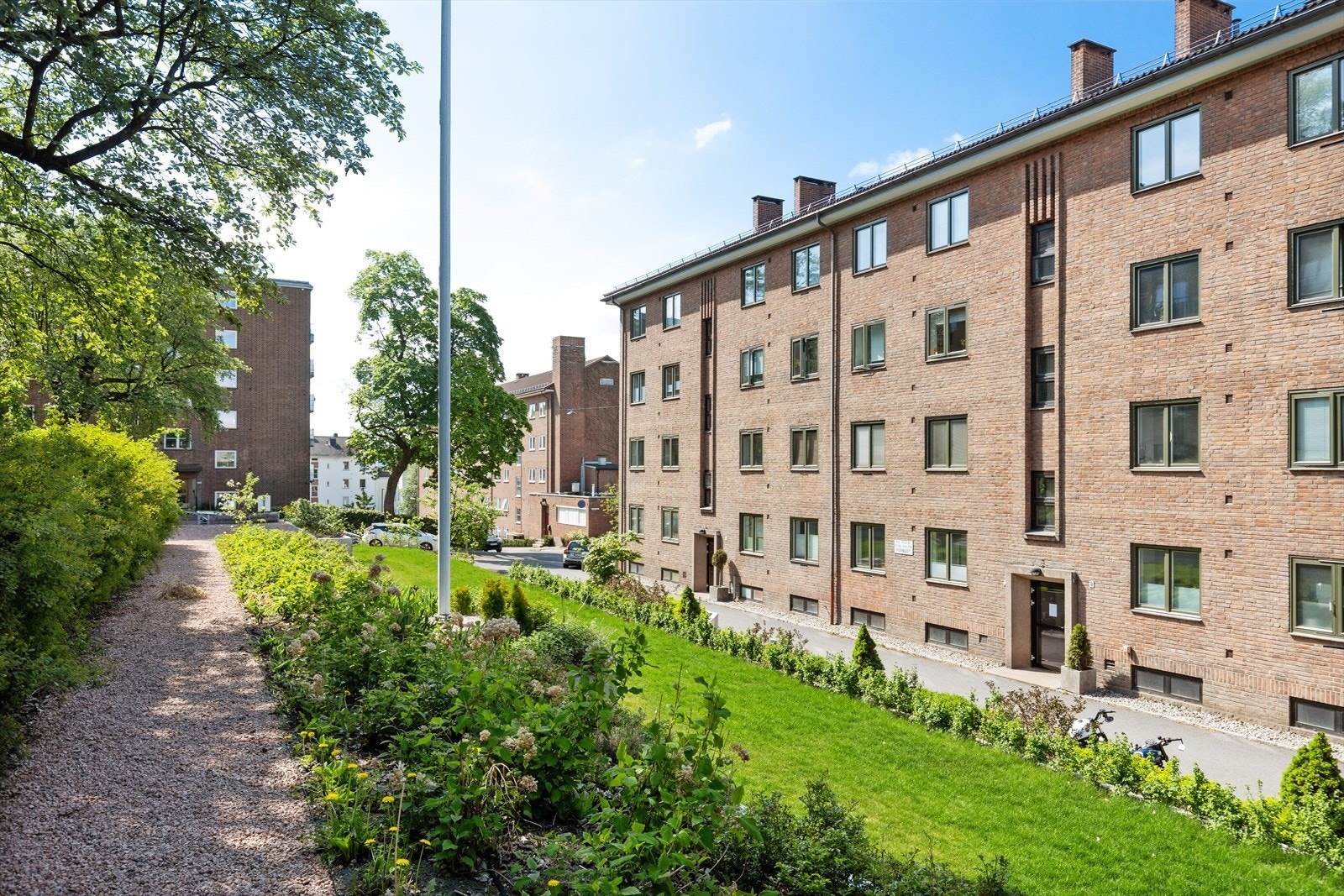 Borettslaget har en veldig hyggelig bakgård som er blitt vesentlig oppgradert de siste år. Galleribilde