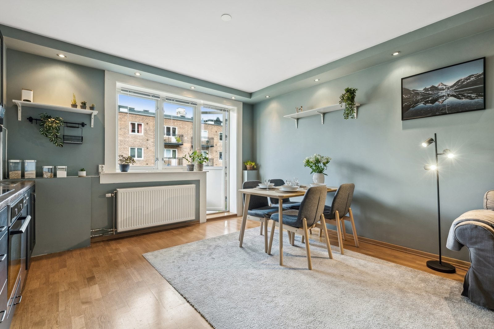 Leiligheten har en arealeffektiv planløsning. Her er det plass til stort spisebord. Galleribilde