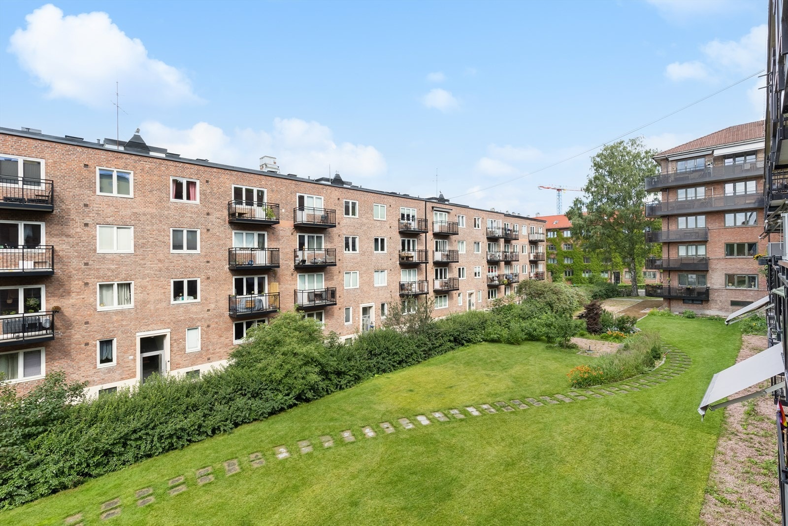 Fra balkongen har du fint utsyn til hagen som hører til borettslaget. Galleribilde