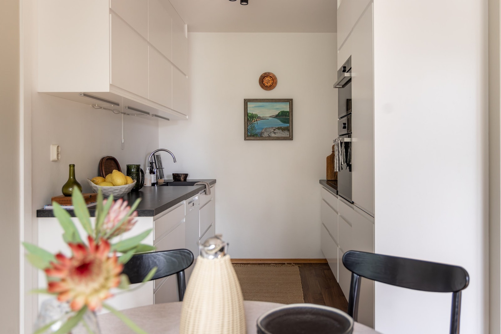 Moderne kjøkken fra 2018 med glatte flater og integrerte hvitevarer Galleribilde