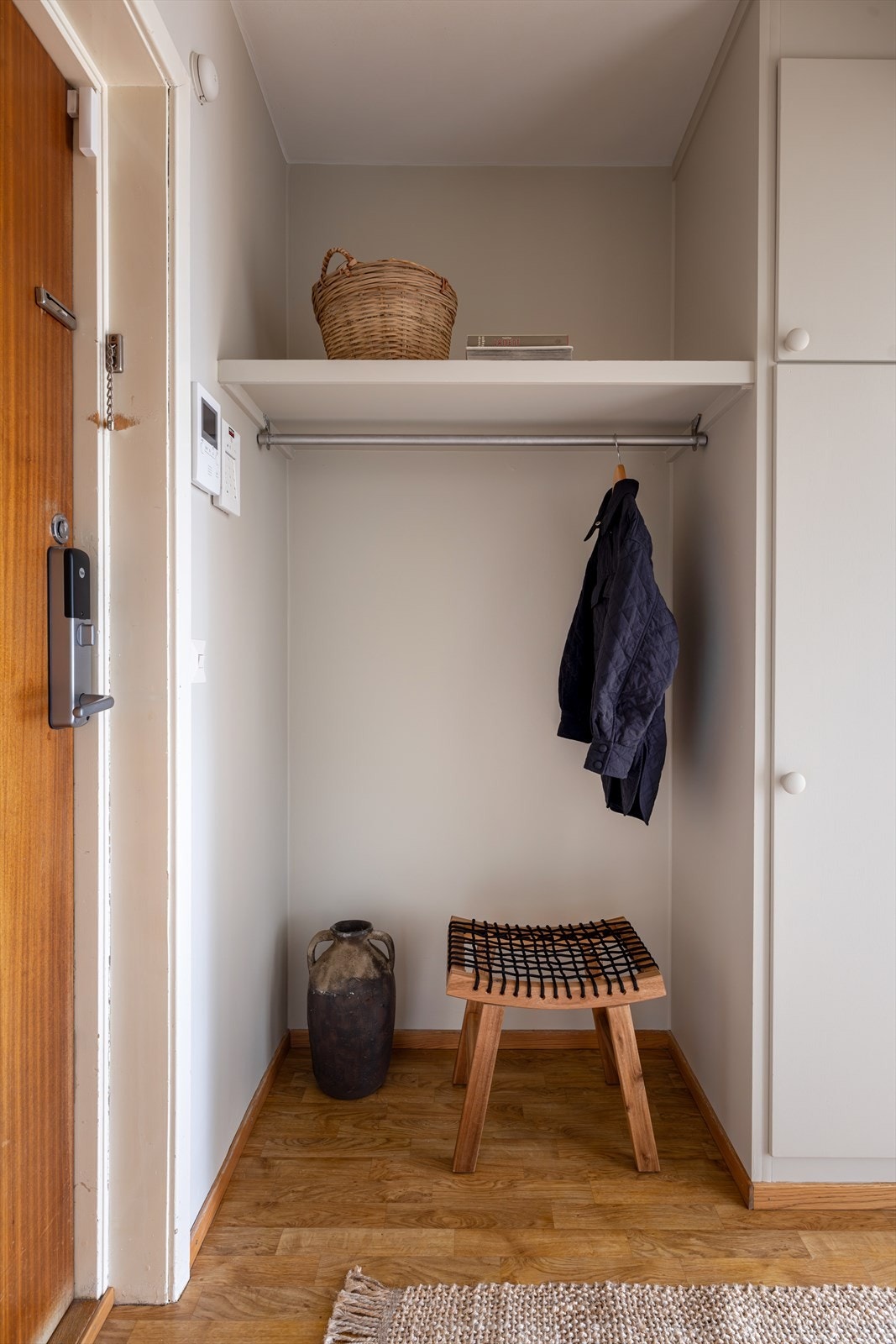 I entréen har man et innebygd klesskap, oppheng, lagringshylle og mulighet til å sette inn skoskap Galleribilde
