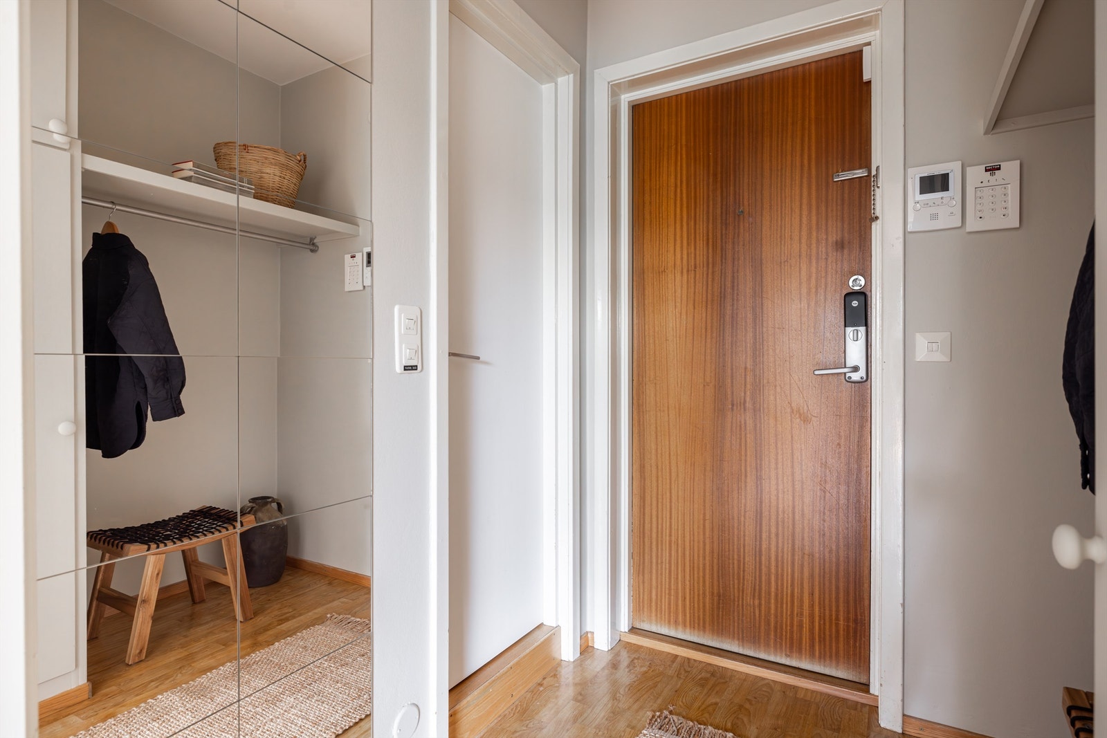 Ytterdøren av tre inn til leiligheten er utstyrt med kodelås og dørcalling Galleribilde