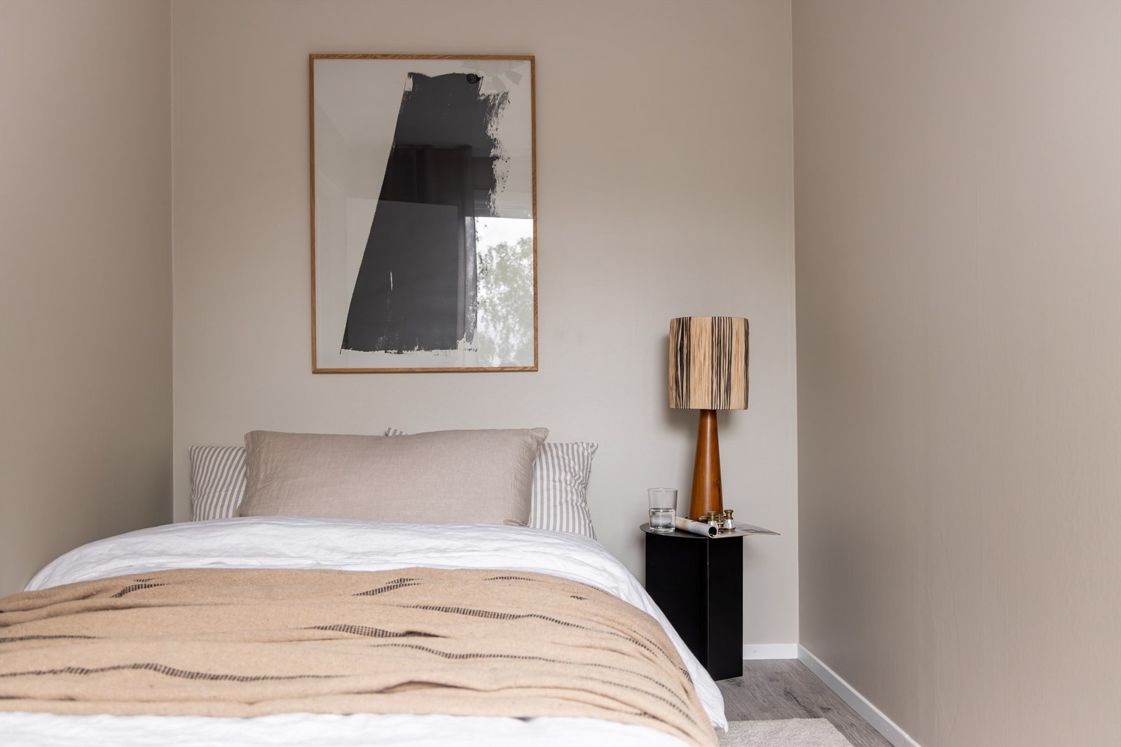 Soverommet byr på en behagelig og lun romfølelse med sin 2 meter bredde har man plass til dobbeltseng med tilhørende nattbord Galleribilde