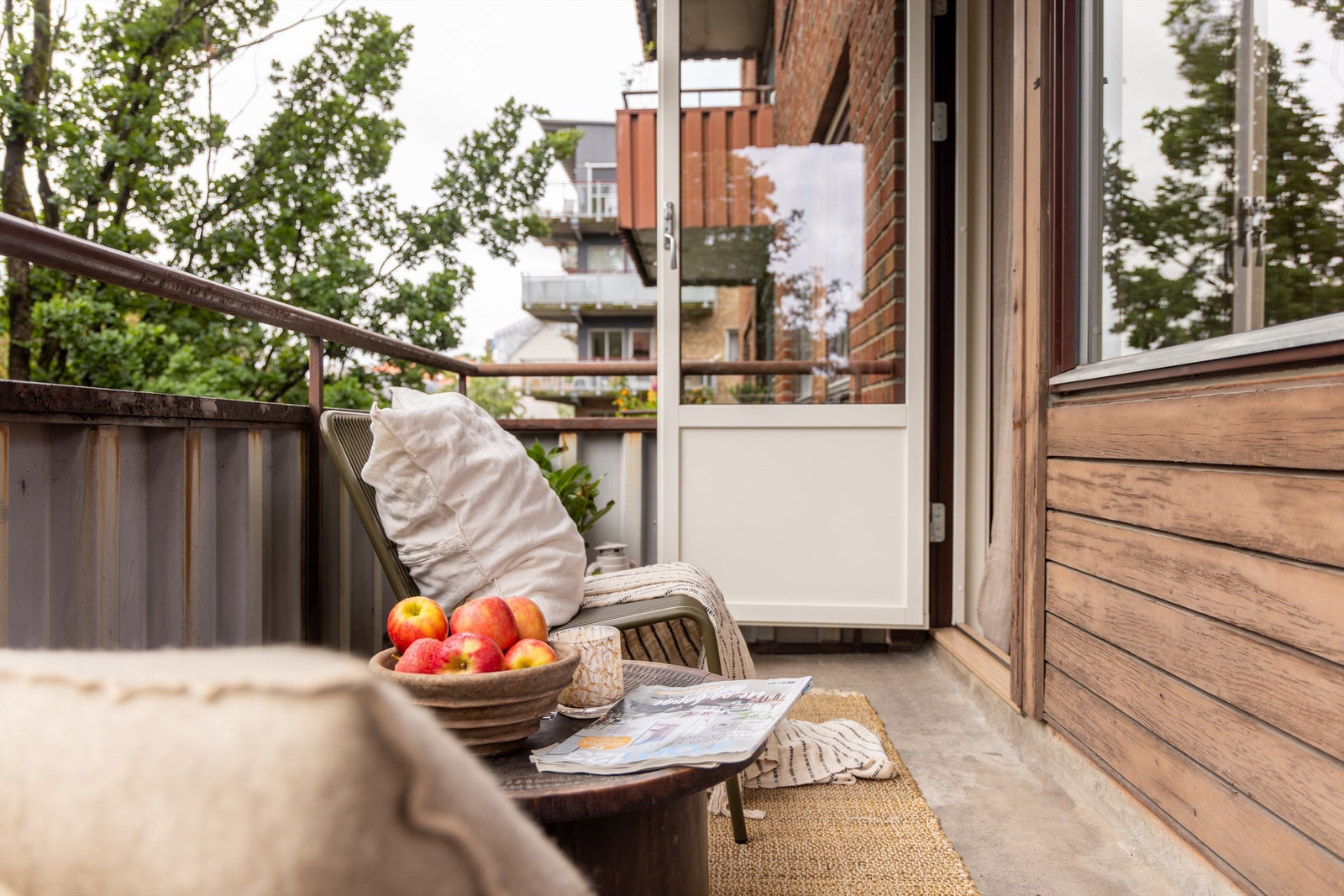 Med balkongdøren i enden av balkongen gir det god plass til en sittegruppe Galleribilde