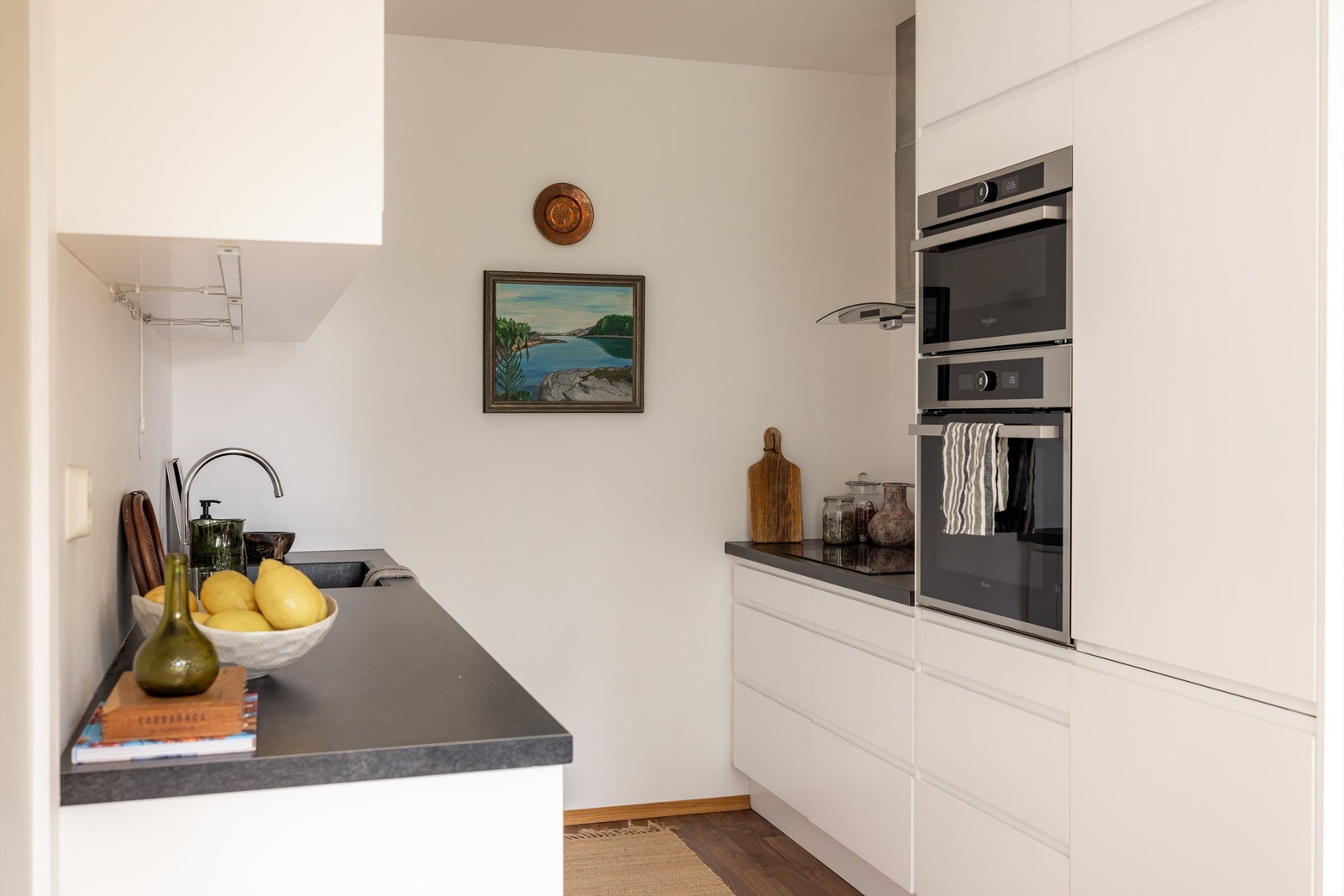 Kjøkkenet er utstyrt med god lagringsplass og integrerte hvitevarer som medfølger handelen Galleribilde