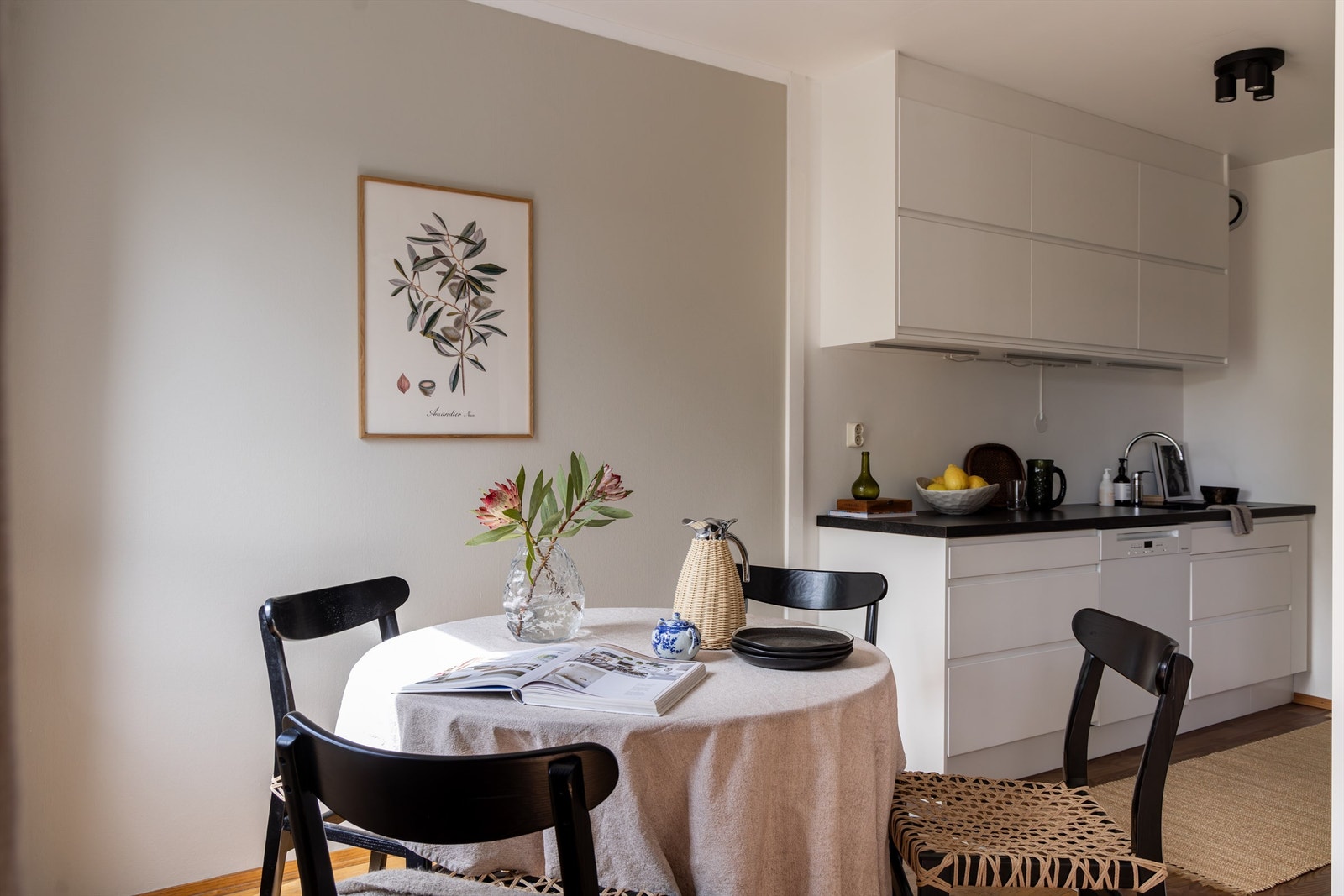 Den delvis åpne kjøkkenløsningen gir en fin og sosial tilkobling til spisestuen Galleribilde