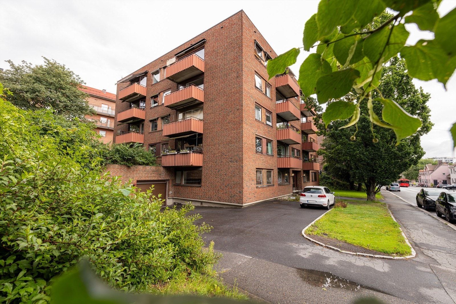 Tomten på 1 075 kvm er fellesareal og eiet av sameiet Galleribilde