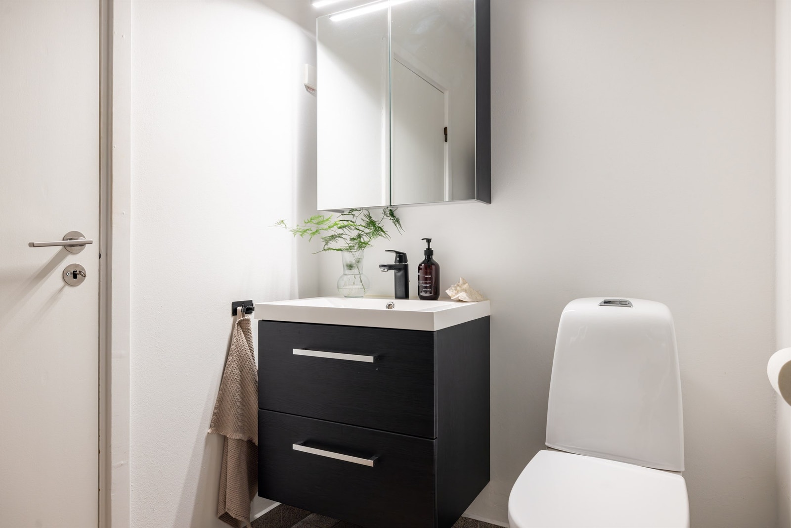 Elegant opphengt servant med tilhørende speilskap med belysning Galleribilde