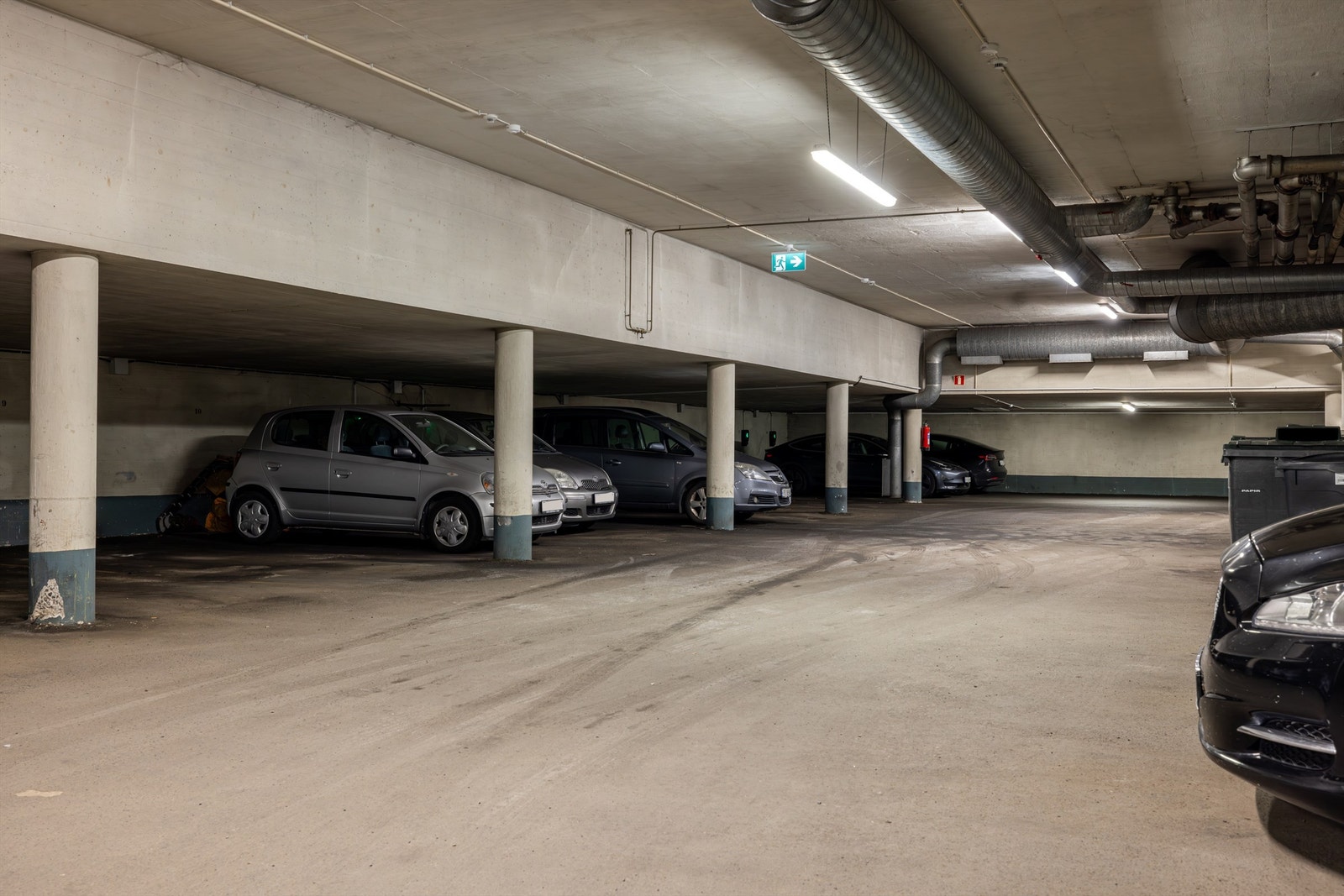 Medfølgende garasjeplass i felles parkeringskjeller med mulighet for utleie og salg innad i sameiet Galleribilde