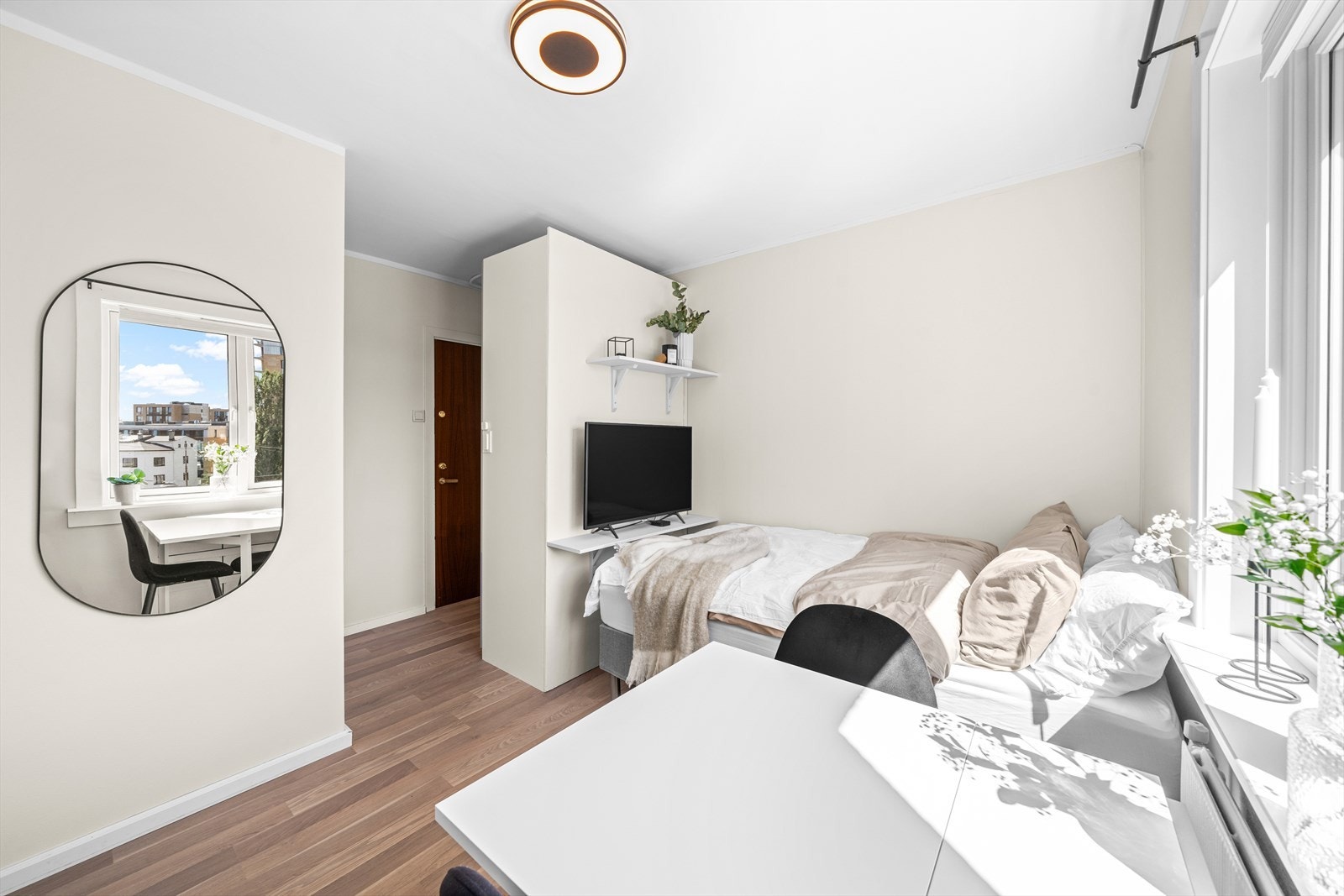 God plass til både seng og spisebord, samt TV. Galleribilde