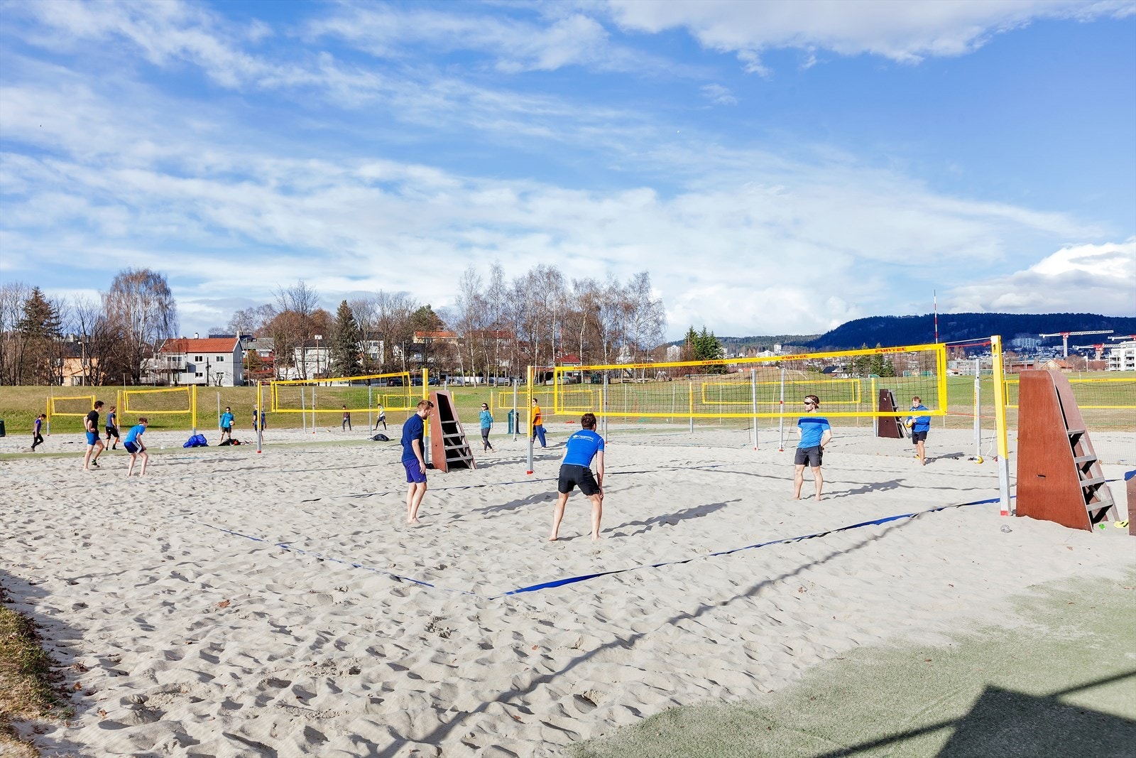 Sandvolleyballbane i nærområdet. Galleribilde
