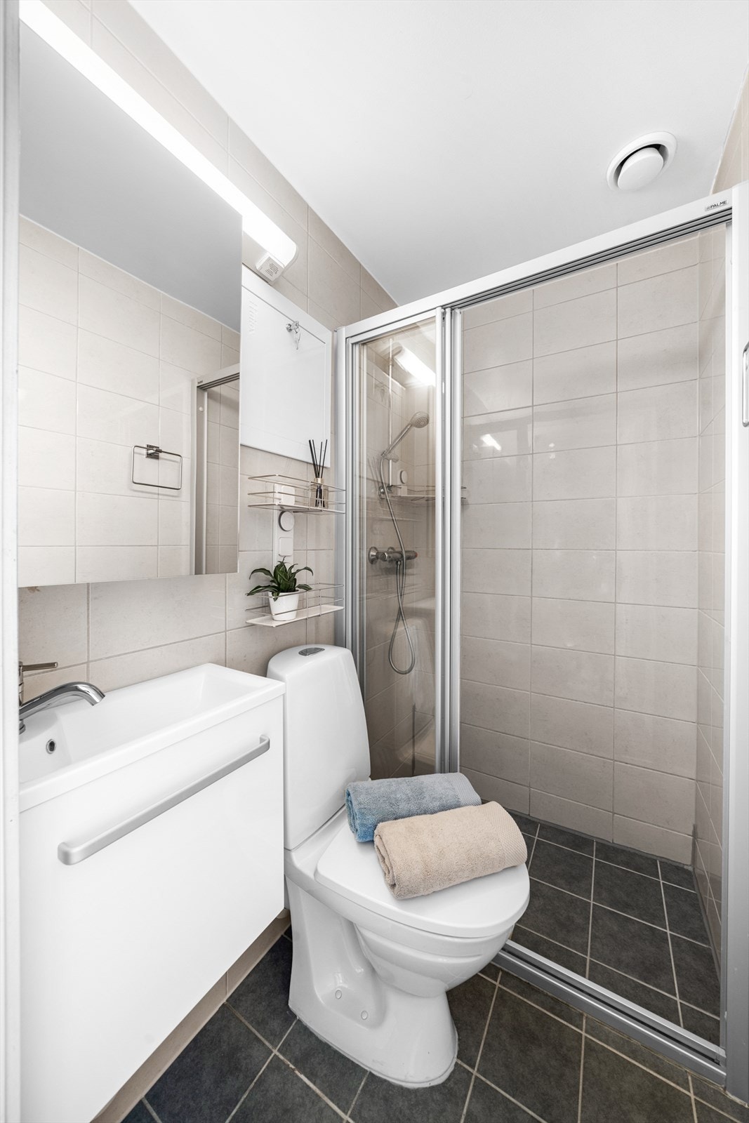 Pent bad med dusjkabinett og moderne innredning. Galleribilde