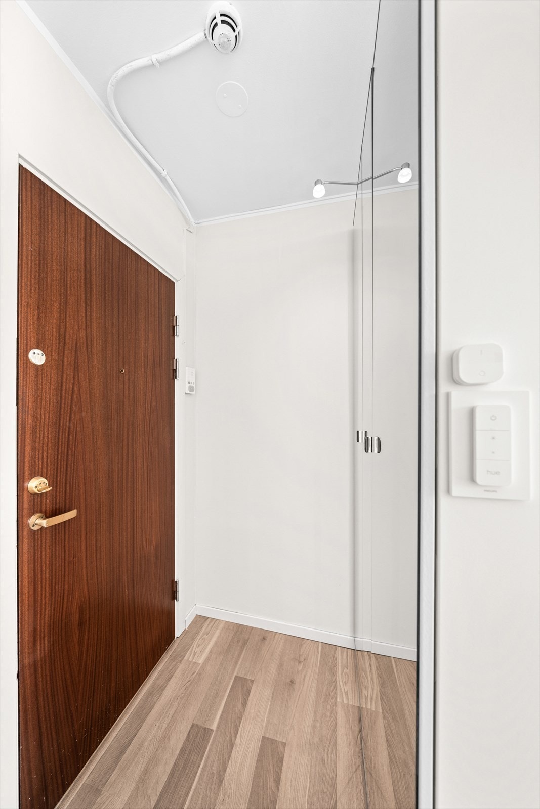 Entré med speil og oppbevaringsplass. Galleribilde