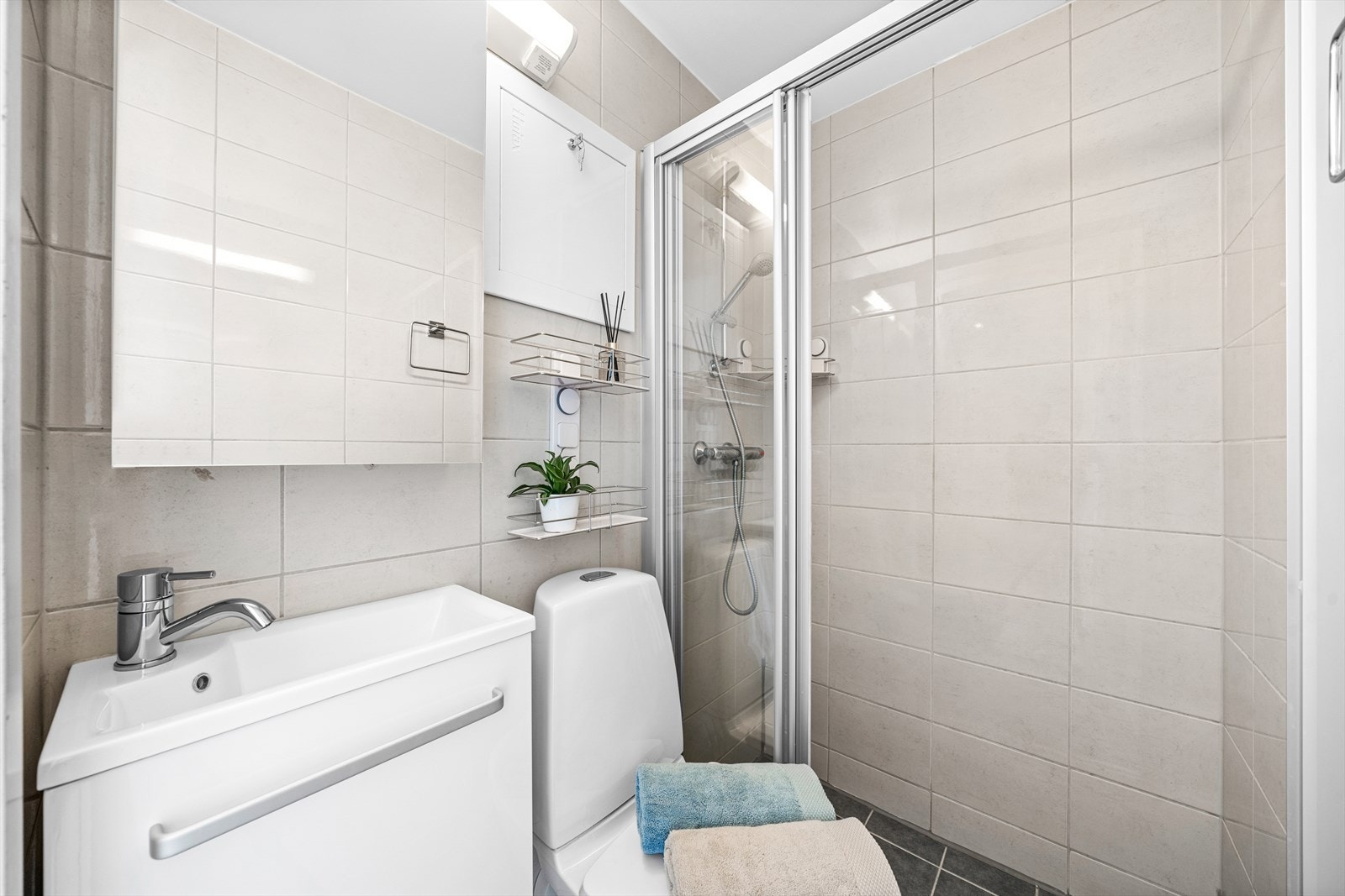 Effektivt bad med dusj og moderne innredning. Galleribilde