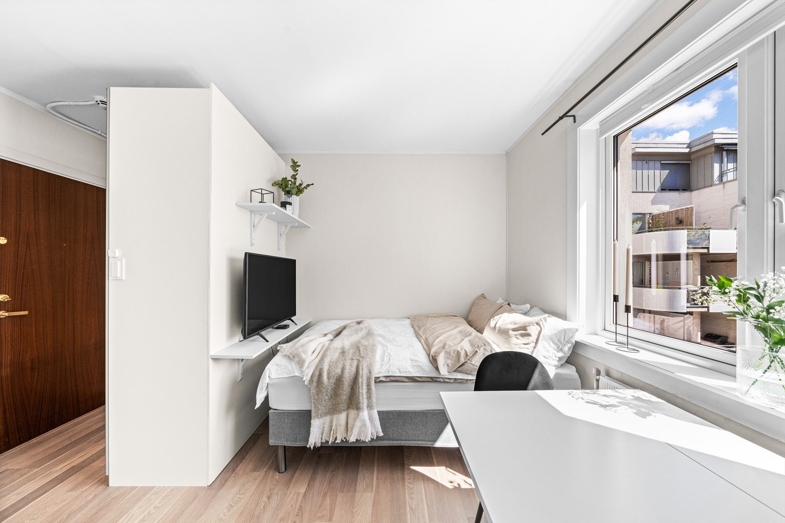 Koselig soveområde med store vinduer og naturlig lys. Galleribilde