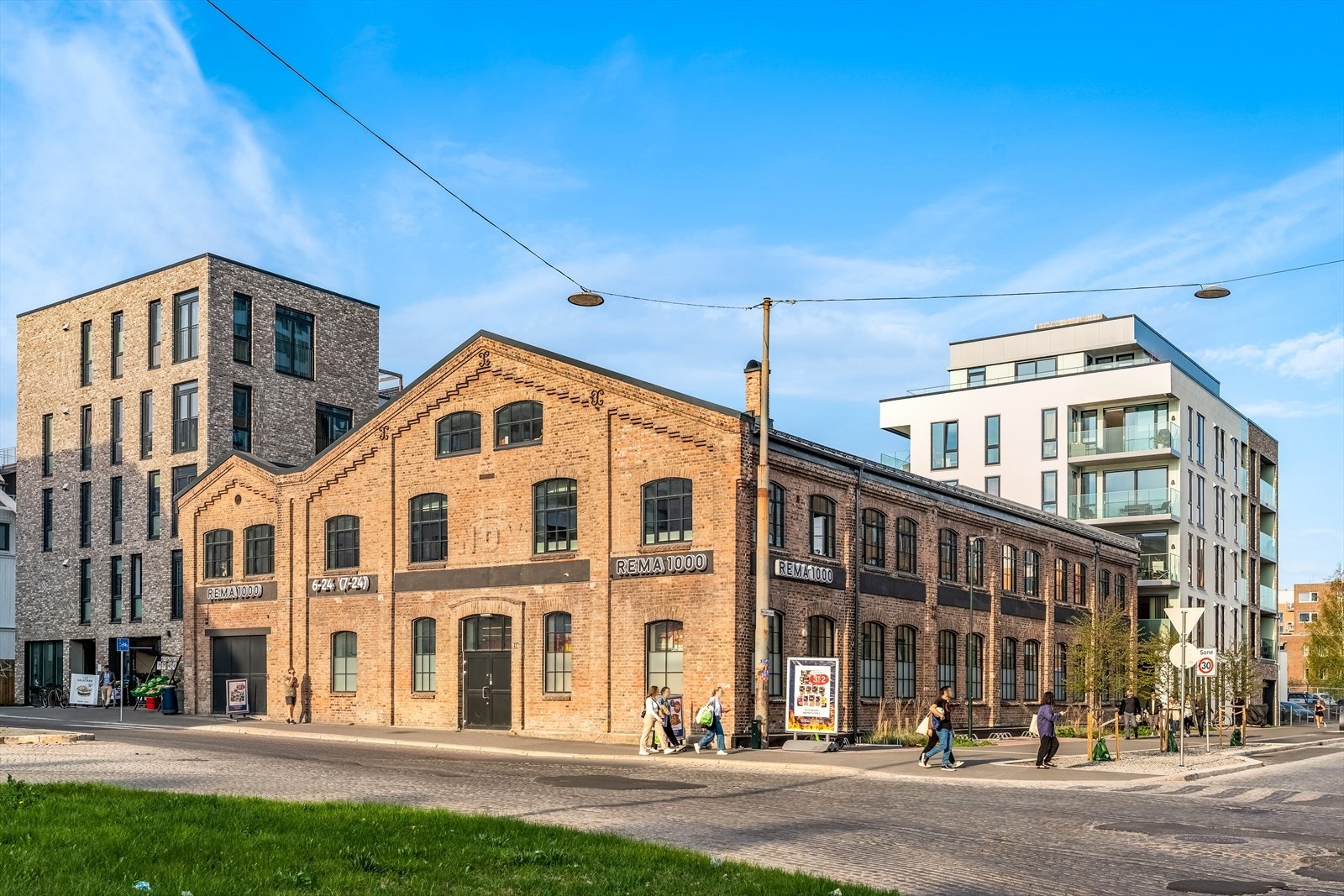 Historisk bygning med butikker. Galleribilde