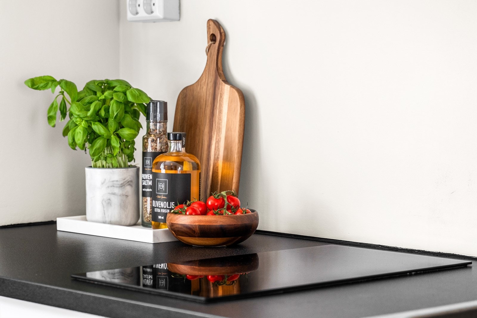 Detaljer fra kjøkkenet med plass til matlaging og oppbevaring. Galleribilde