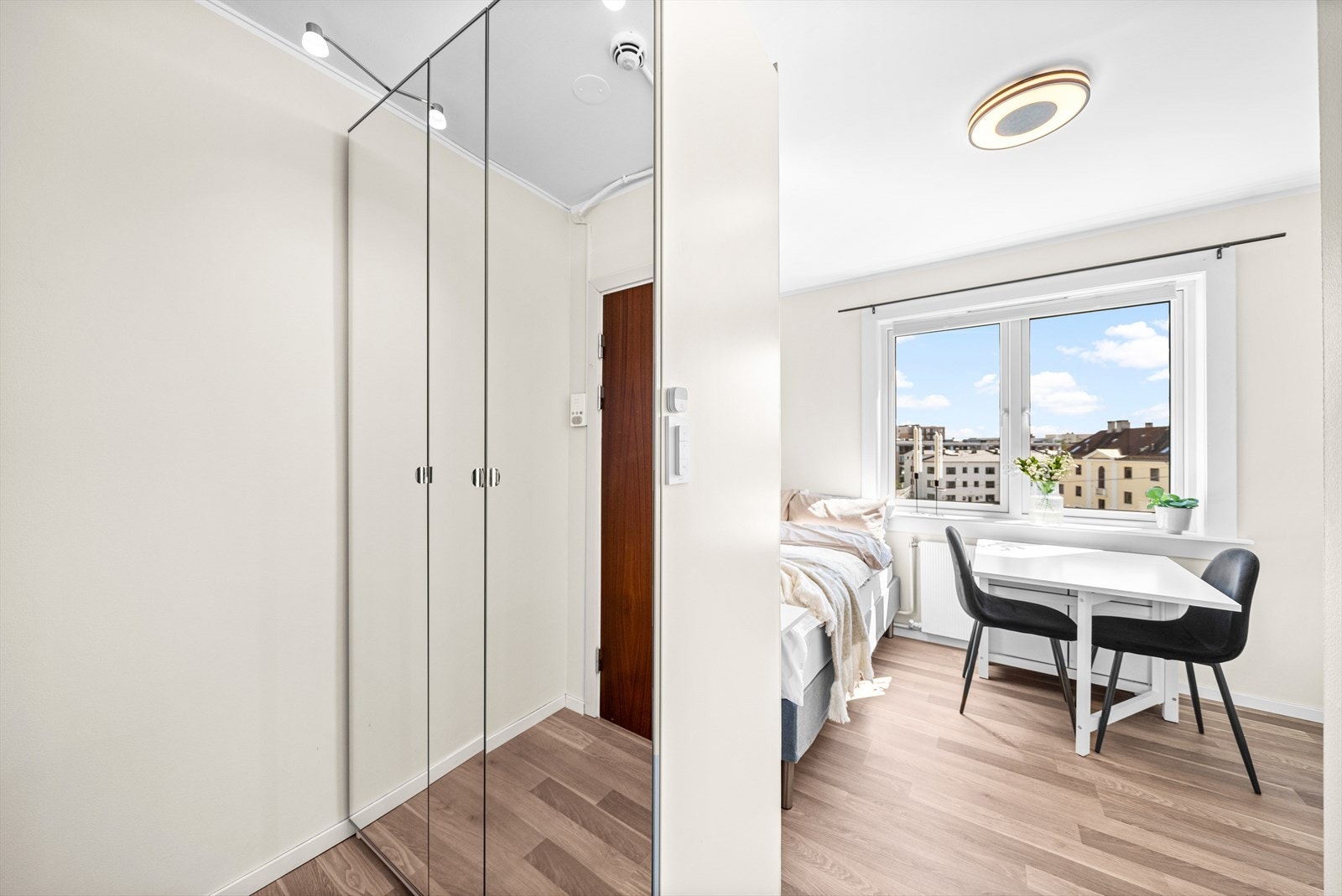 Entré med speil og flott utsikt fra hovedrommet. Galleribilde