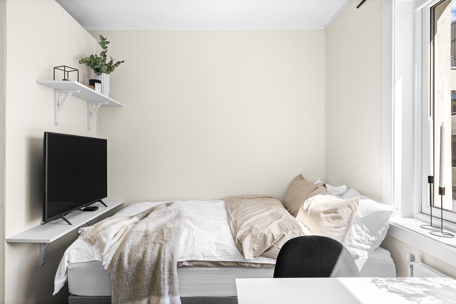 Det er bygget kryssfingerplate på bakside av klesskap med to nyttige hyller. Skapløsningen blir stående. Galleribilde