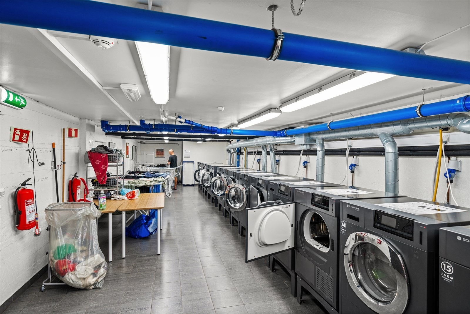 Felles vaskeri med flere vaskemaskiner og tørketromler. Galleribilde