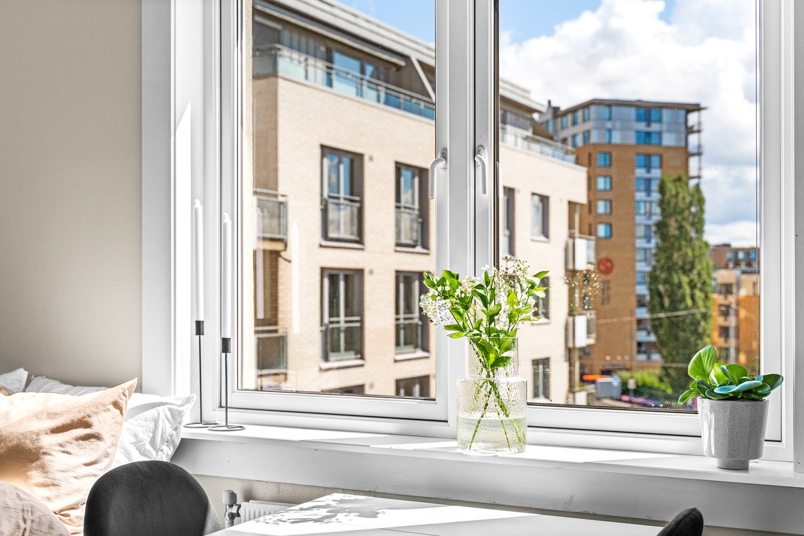 Store vinduer med flott utsikt over nabolaget. Galleribilde