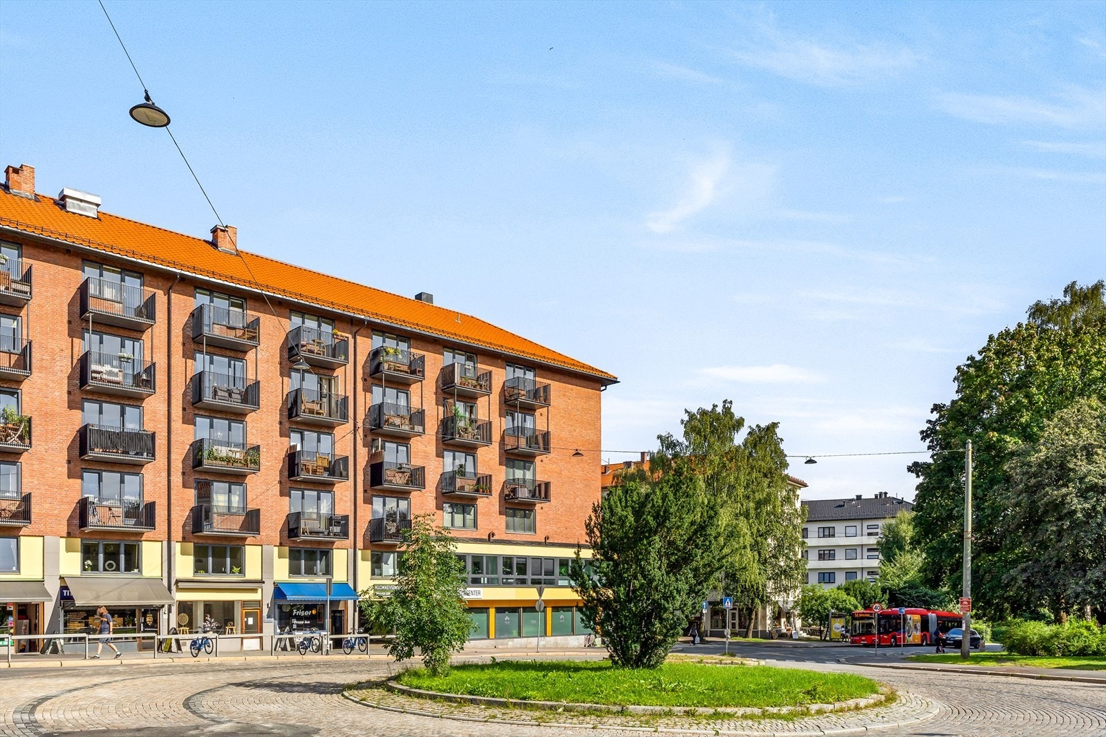 Nærområde med butikker og spisesteder. Galleribilde