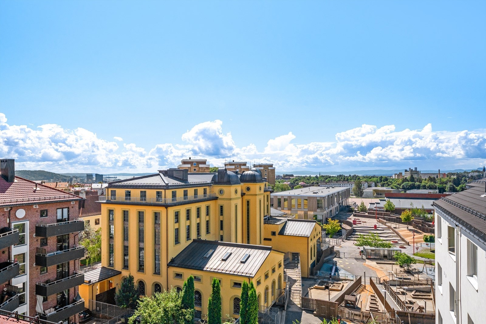 Fantastisk utsikt over byen og fjorden. Galleribilde