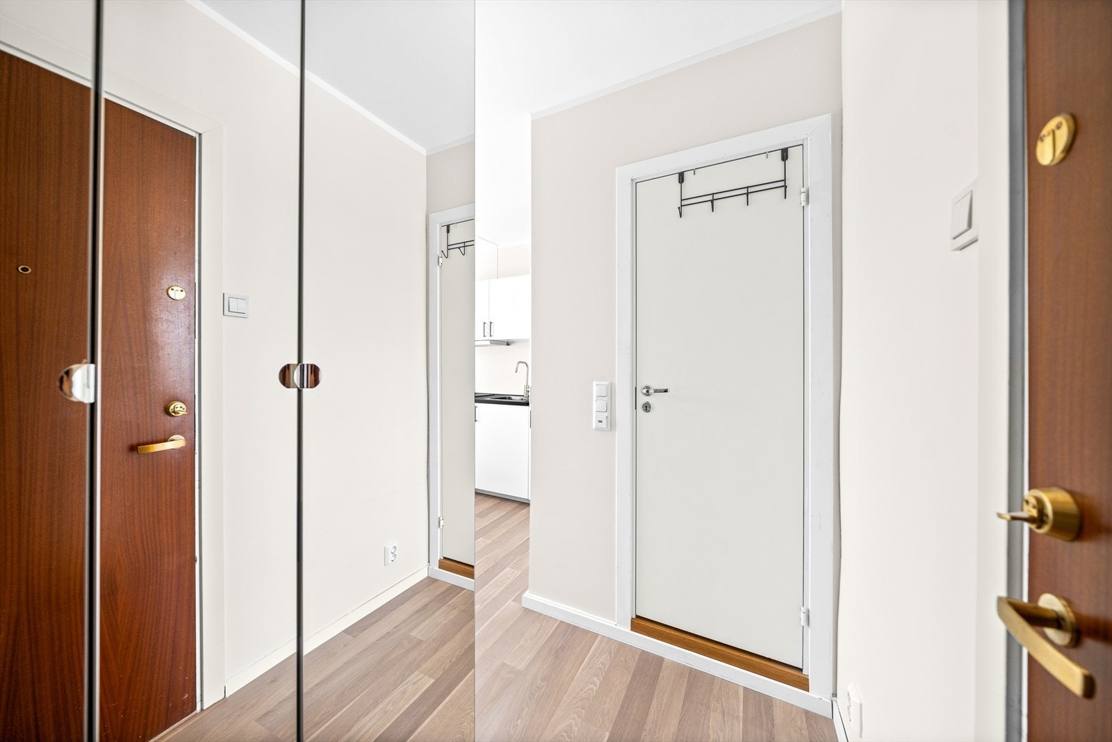 Romslig entré med speil og oppbevaringsmuligheter. Galleribilde