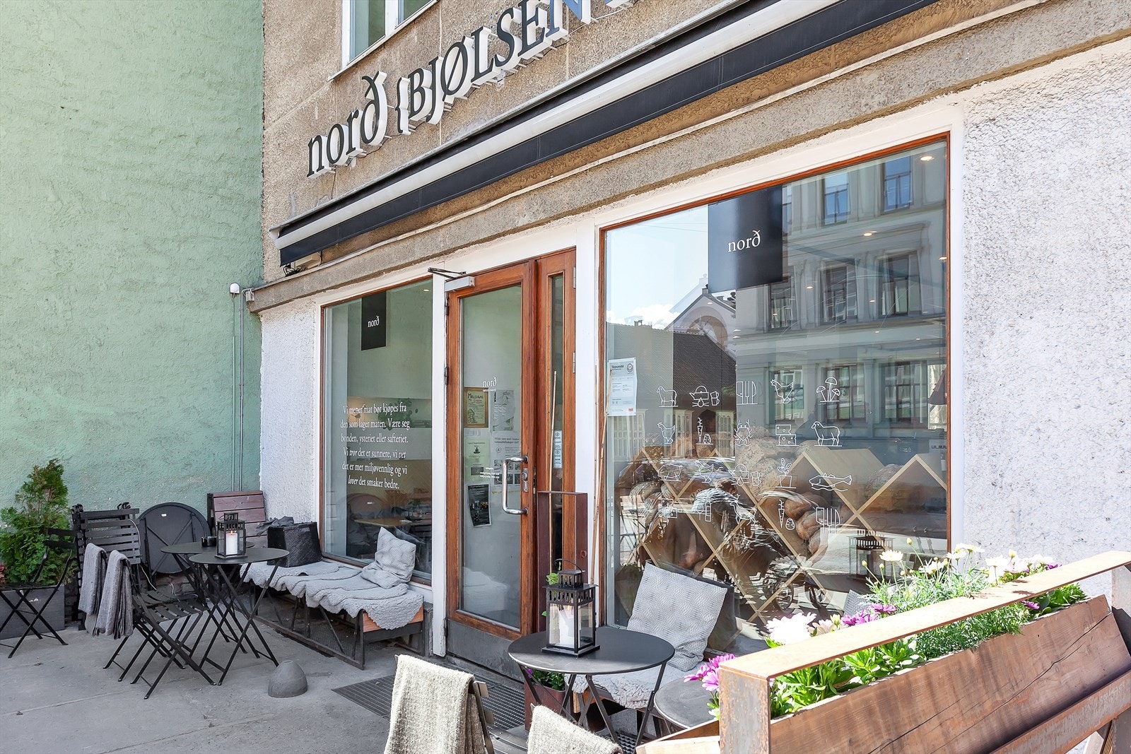 Koselig kafé med sitteplasser ute. Galleribilde