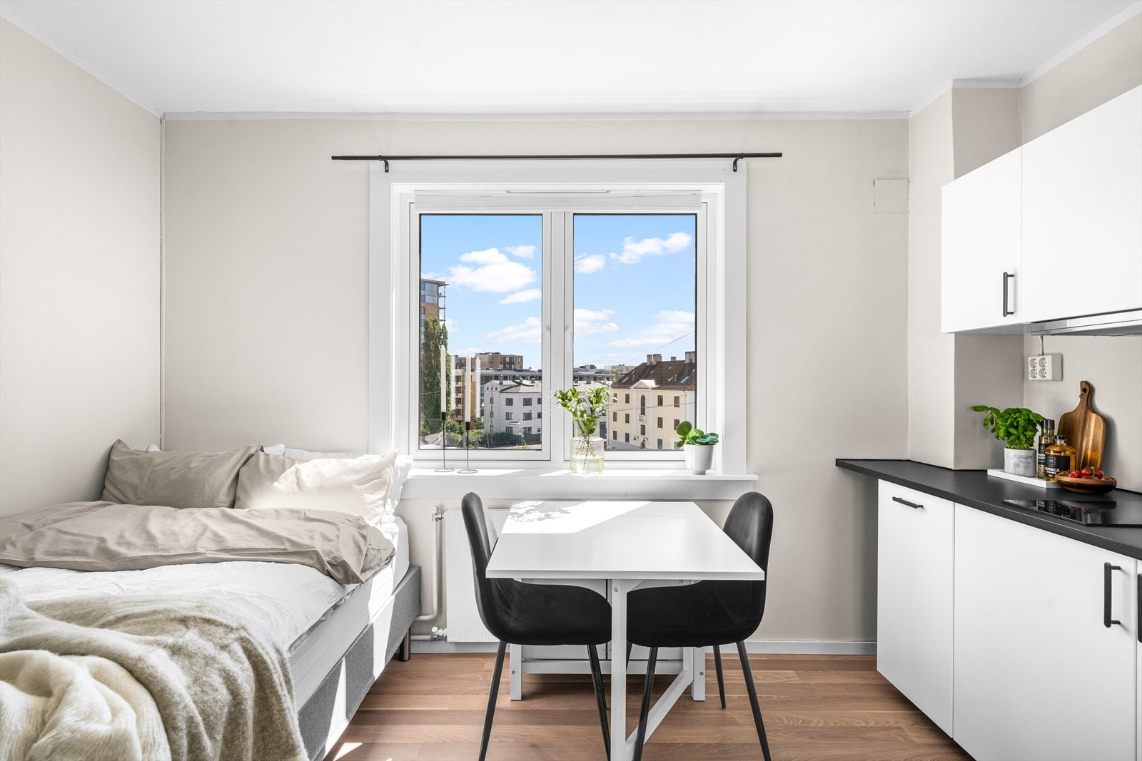 Praktisk spiseområde ved vinduet med flott utsikt. Galleribilde