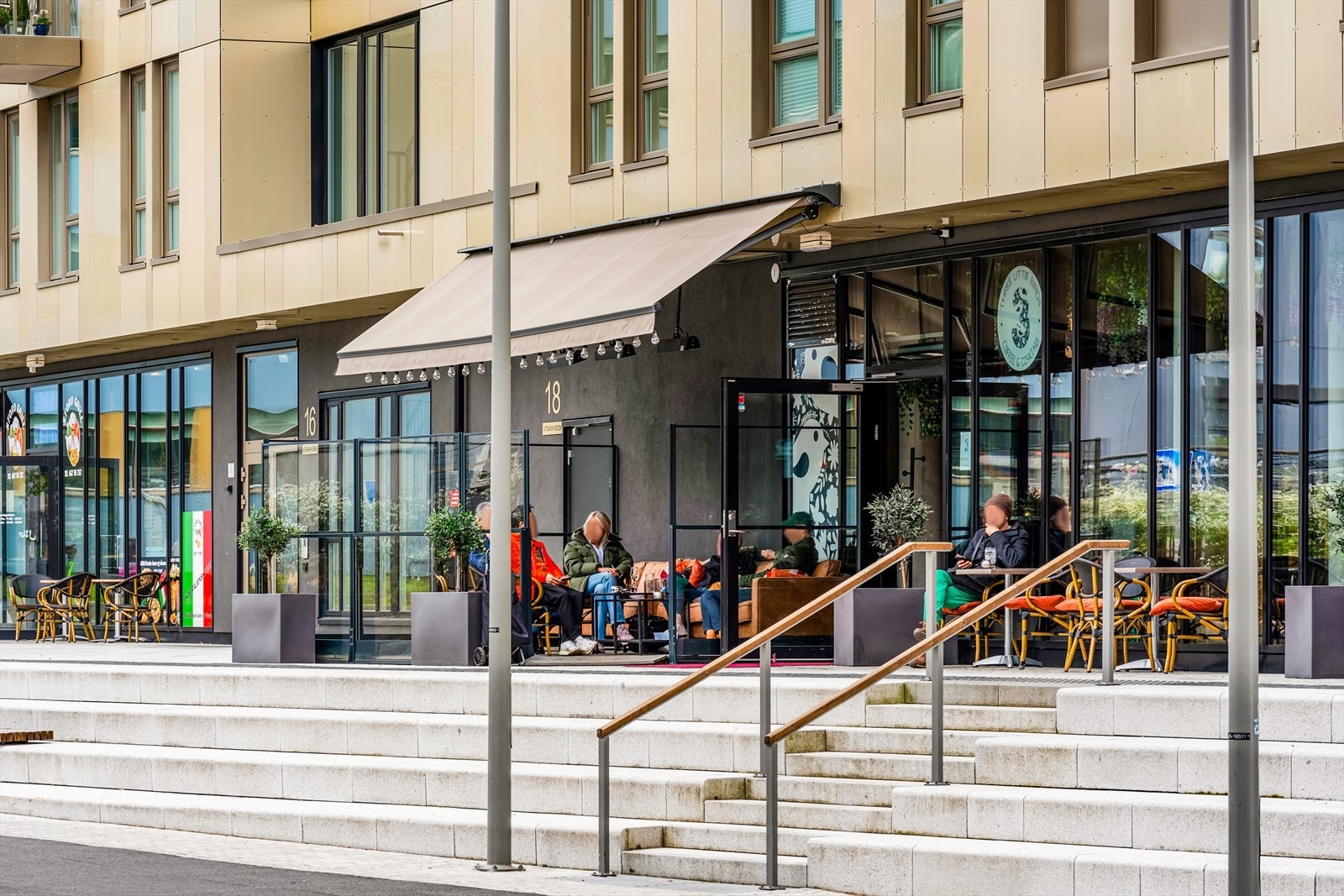 Populær kafé med uteservering. Galleribilde