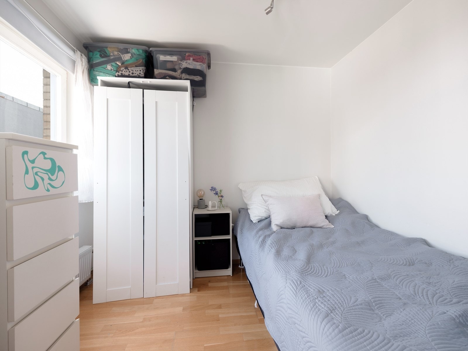 Rom 4 har plass til dobbeltseng og øvrige soveromsmøblement. Vinduet sørger for masse dagslys. Rommet er satt opp i senere tid og anlegget er derfor ikke lagt opp til ventil eller luftspalter under dør, lufting via vindu må derfor påregnes. Galleribilde