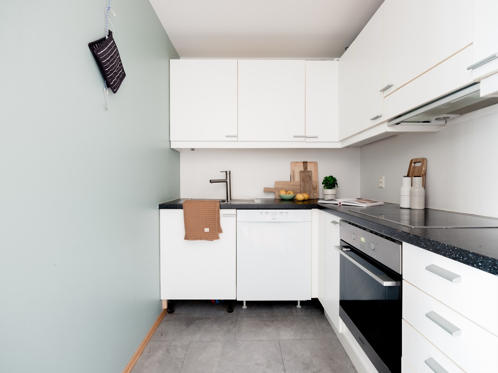 Kjøkkenet ligger i åpen løsning mot stuen med behagelige fargetoner. Her har du muligheten til å designe ditt eget drømmekjøkken! Galleribilde