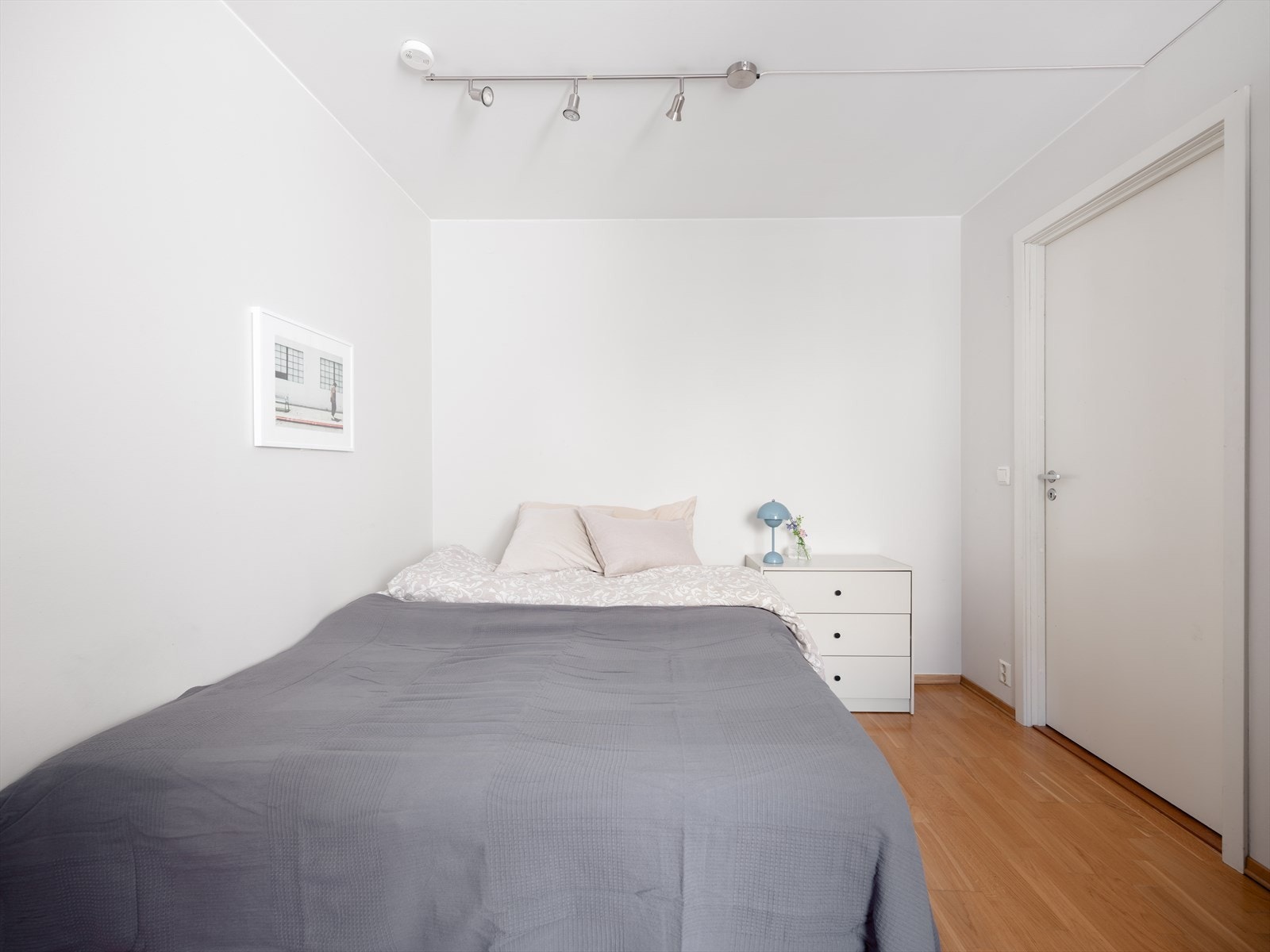 Hovedsoverommet er romslig og lyst med plass til dobbeltseng, nattbord og tilhørende møbler. Galleribilde