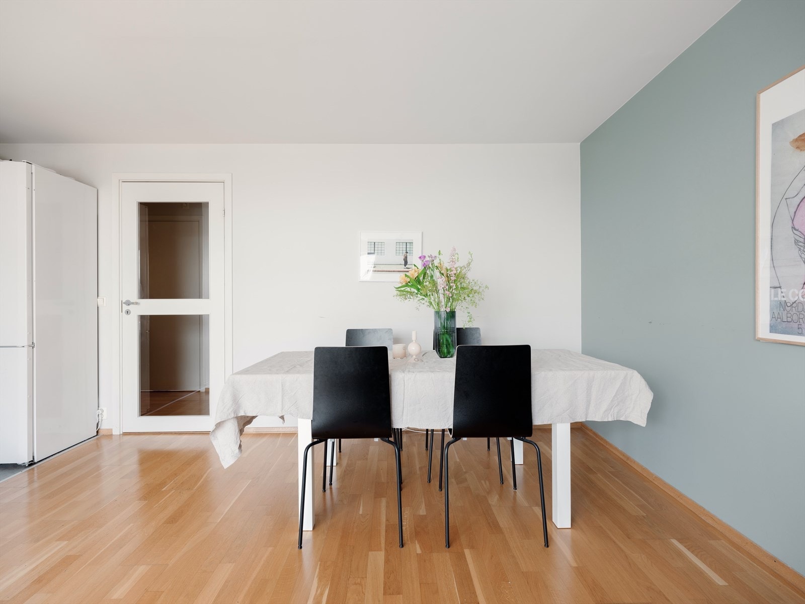 Stuen er godt tilpasset sosialt liv, og rommer fint en ordentlig sofa og TV-krok i tillegg til spisebord. Galleribilde