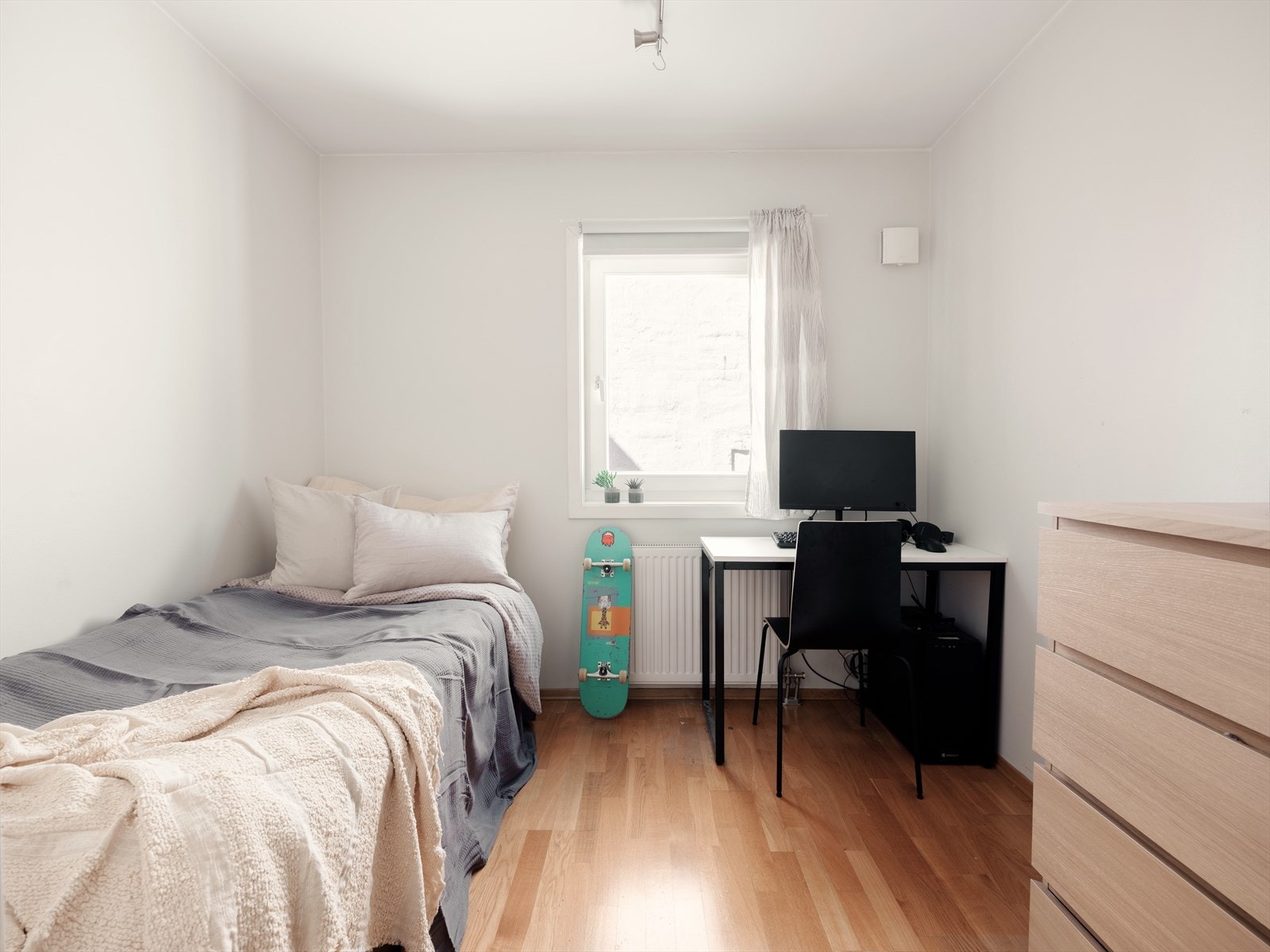 Soverom 2 kan du enkelt innrede med seng samt tilhørende møbler. Rommet har også plass til en dobbeltseng, hvis det skulle være behov for det. Galleribilde