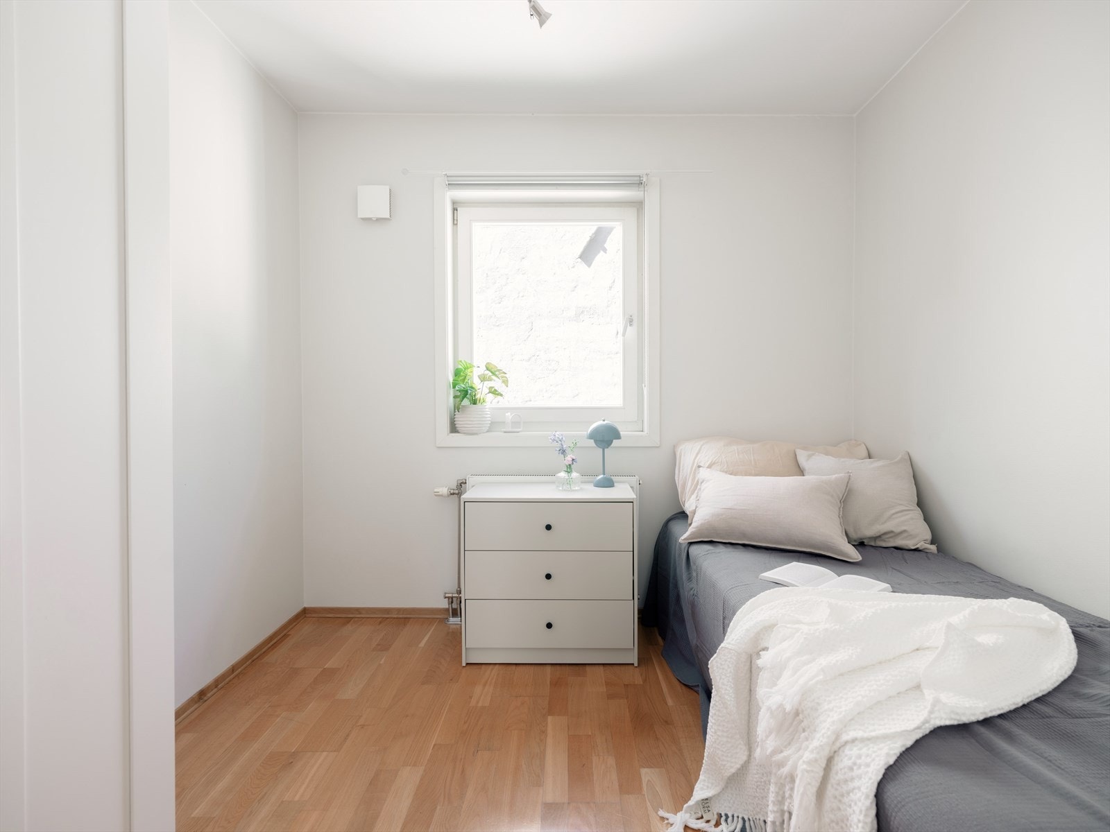 Soveværelse 3 rommer fint en seng og garderobeskap. Rommet er ypperlig som gjesterom, barnerom eller kontor. Galleribilde