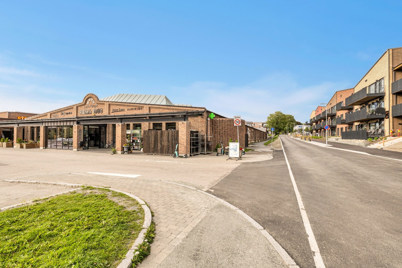 Leiligheten har en svært sentral beliggenhet på Lade i umiddelbar nærhet til de servicefunksjoner du måtte trenge! Galleribilde