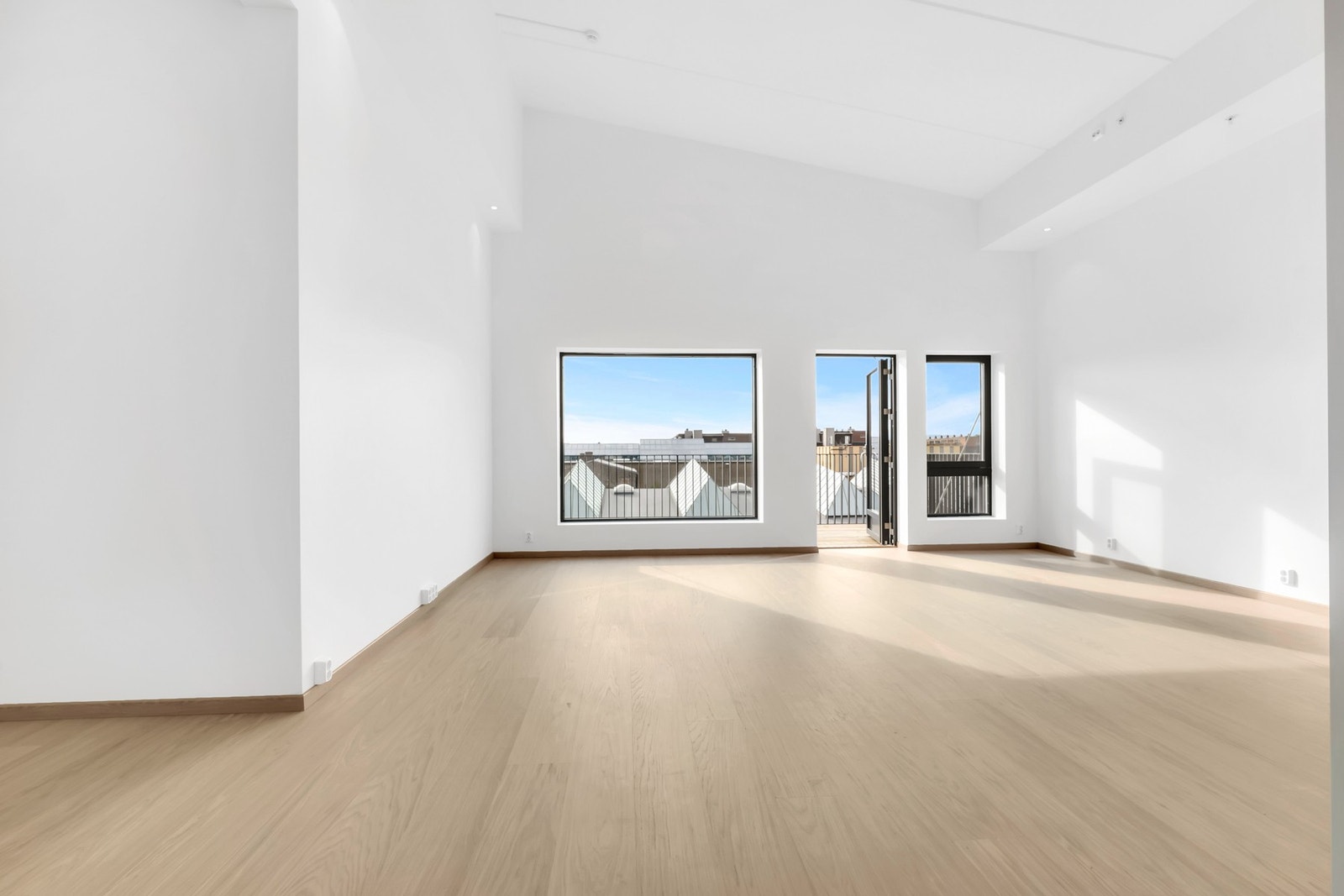 Fantastisk takhøyde! Leiligheten ligger i byggets toppetasje og nyter derfor godt av en svært god takhøyde. Galleribilde