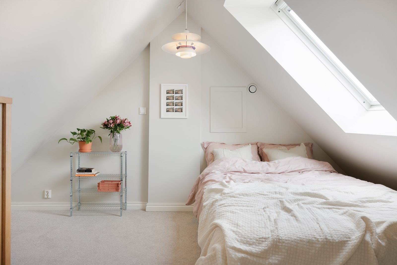 Videre er resten av loftetasjen innredet til soverom. Galleribilde