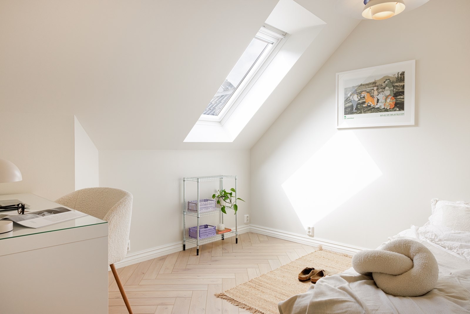 Soverom 2 som benyttes til gjesterom, har et stort velux-takvindu. Her har selger undersøkt mulighetene for å utvide til balkong/nødbalkong. Galleribilde