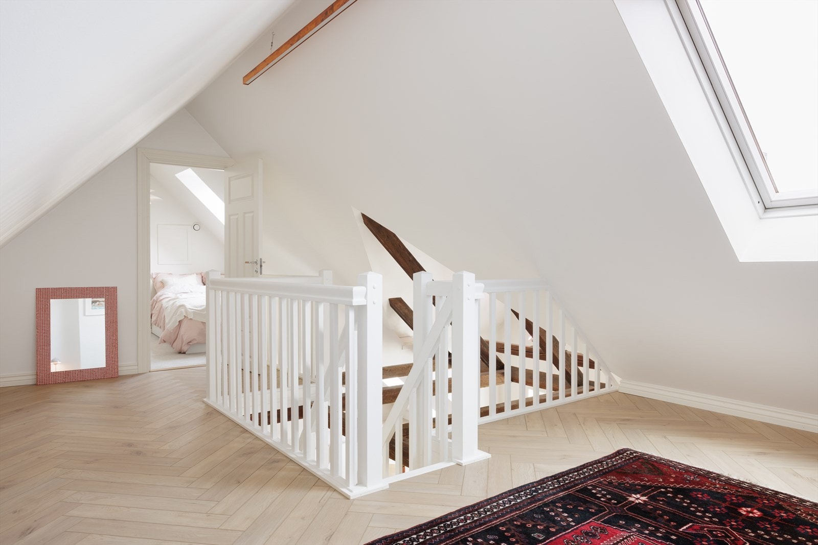 Loft/toppetasje er i dag innredet med ett soverom og loftstue. Galleribilde