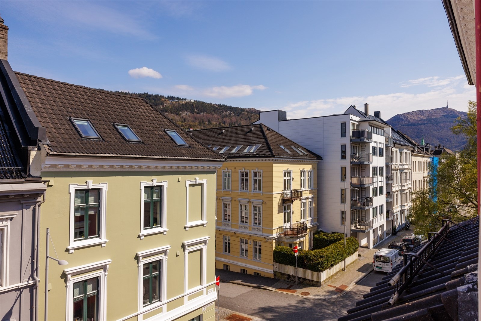 Området er svært ettertraktet. Det er sjelden det omsettes slike leiligheter i nabolaget. Her bor man godt! Galleribilde