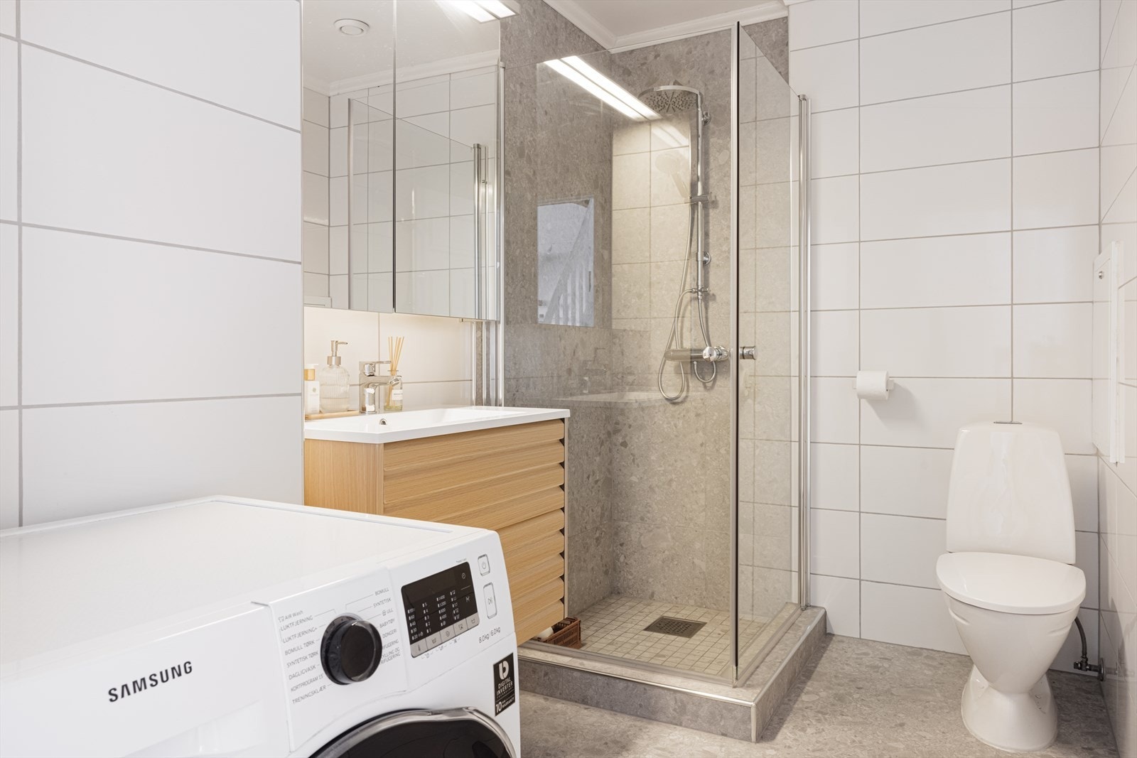 Det helflisede badet ligger i hovedetasjen og ble nylig oppgradert (23/24). Galleribilde