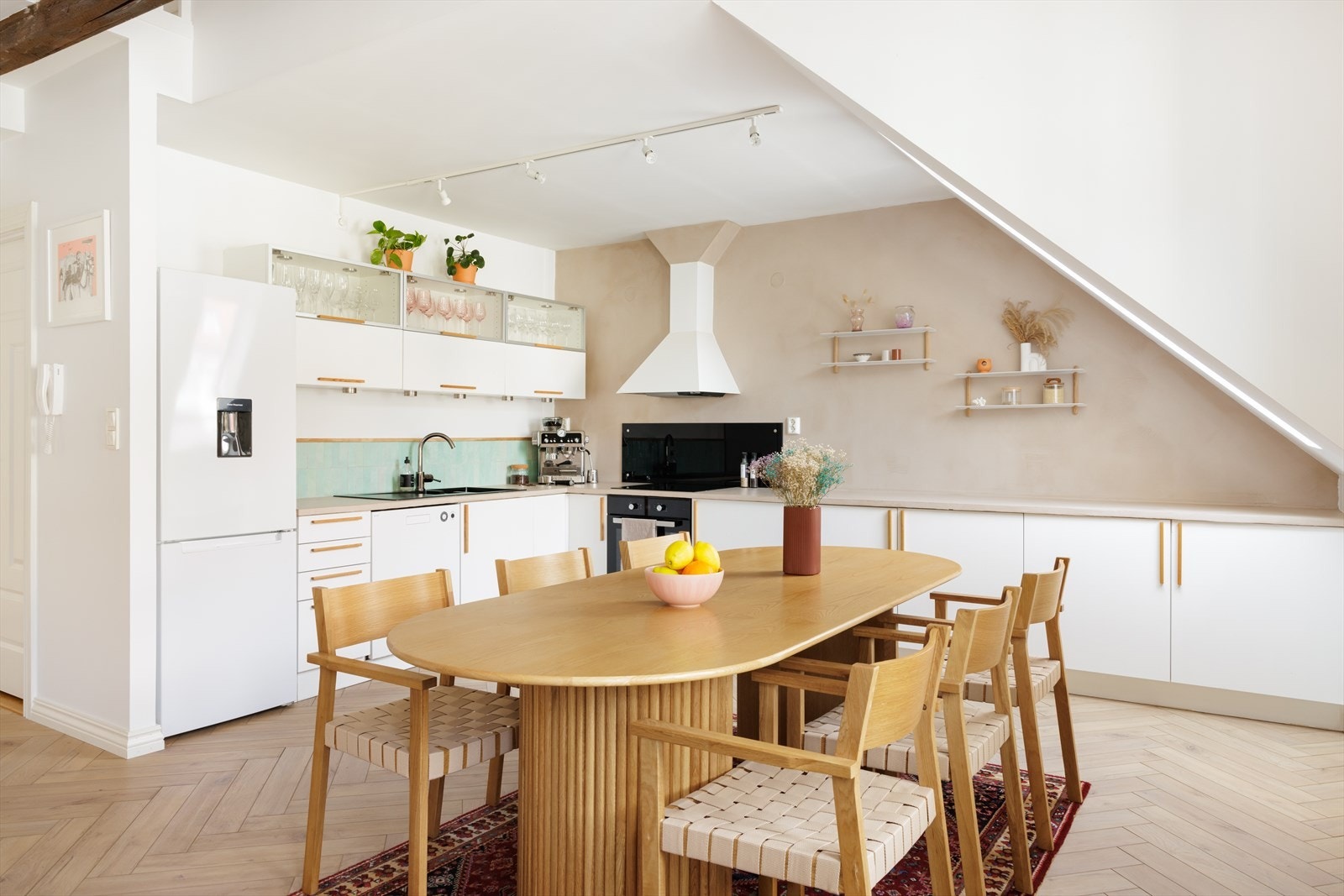 Kjøkkenet er nylig oppgradert (2023). Veggen med kjøkkenet, samt benkeplate er belagt med mikrosement. Galleribilde