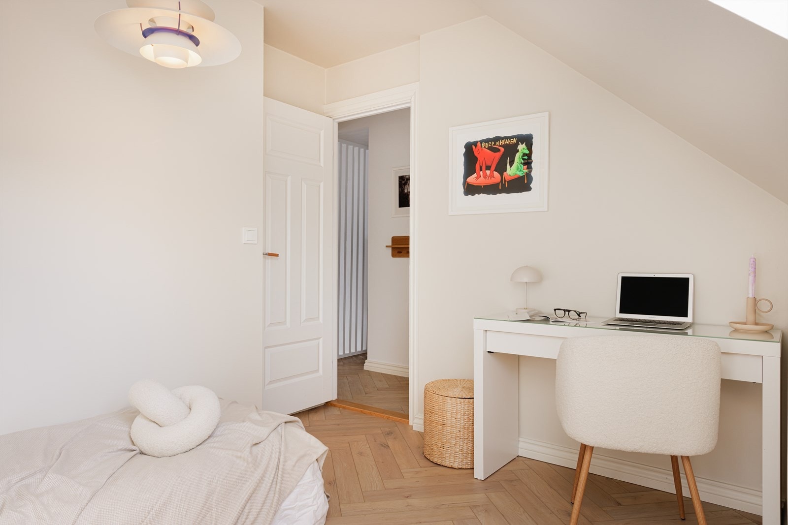 Soverommet er malt i en lys og innbydende farge. Galleribilde