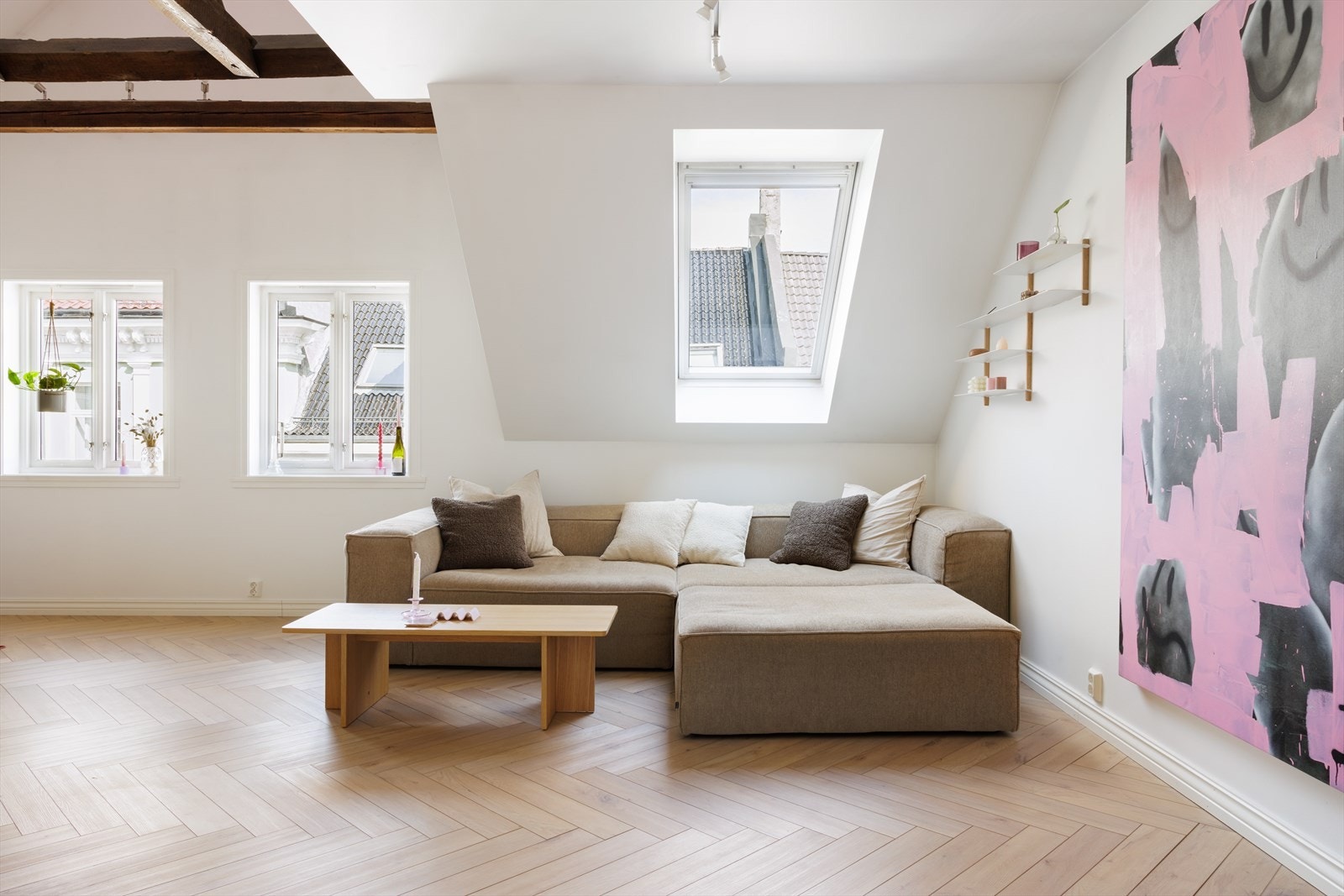 Gulvet er belagt med en påkostet korkvinyl i et tidløs fiskebensmønster (ca. kr. 1500,- pr. m2). Galleribilde