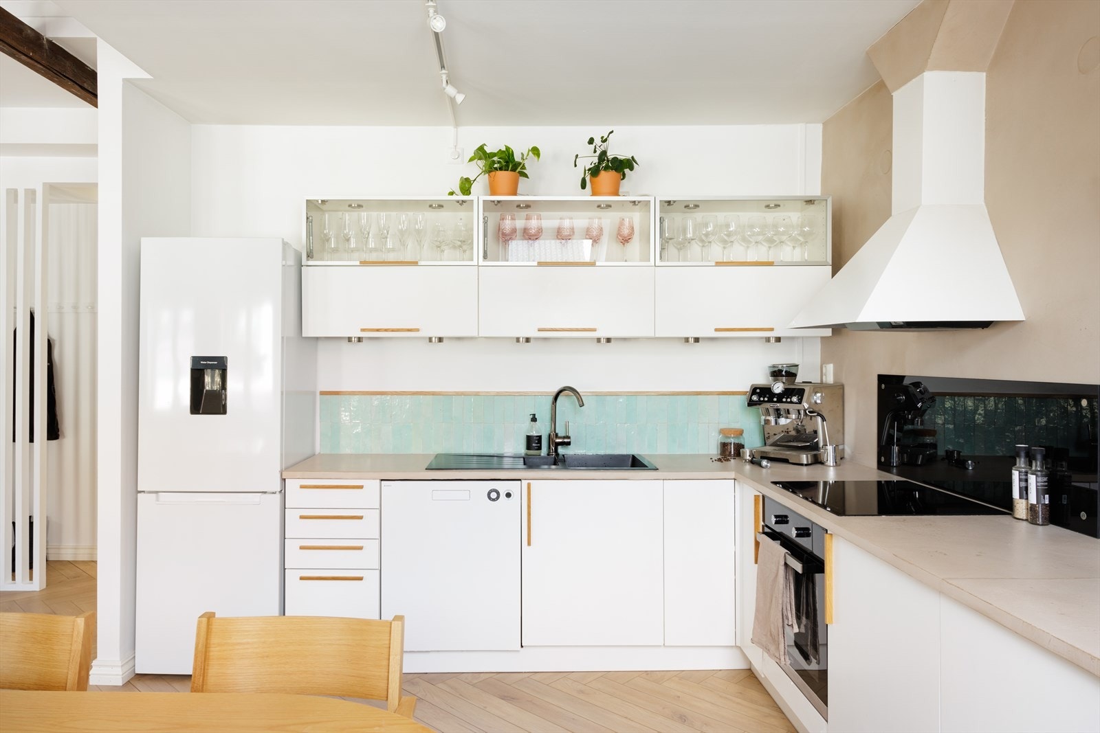 Kjøkkenet har god skap- og benkeplass. Integrerte hvitevarer består av stekeovn, platetopp, ventilator og oppvaskmaskin. Galleribilde