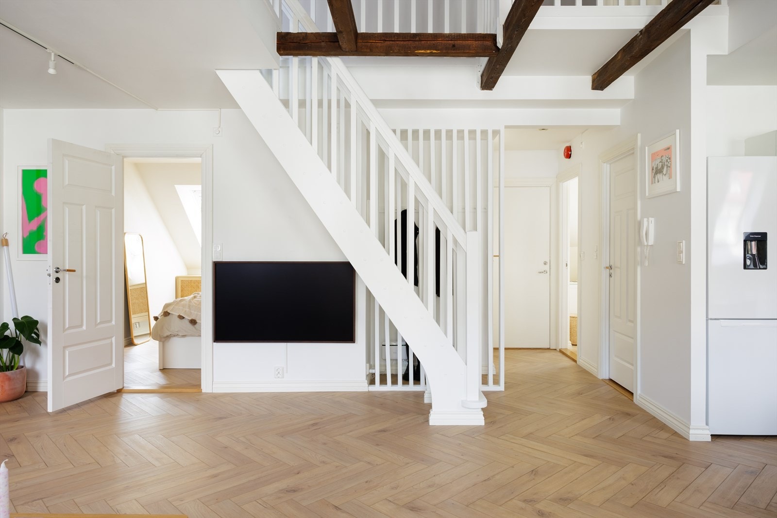 Gulvet er gjennomgående for leiligheten, noe som gir en sømløs overgang til de ulike rommene. Galleribilde